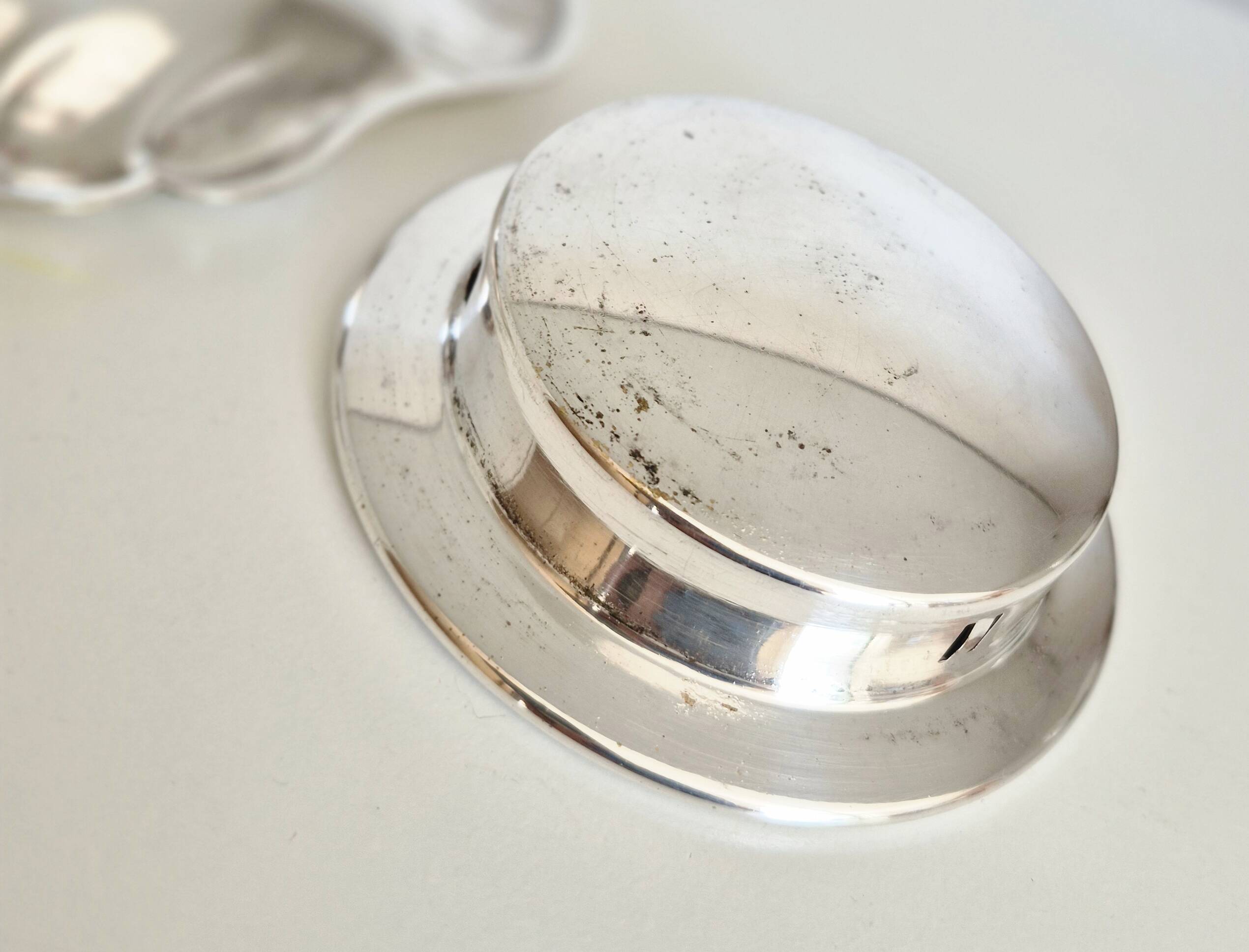 Scallop shell butter dish in silver, scallop shell.