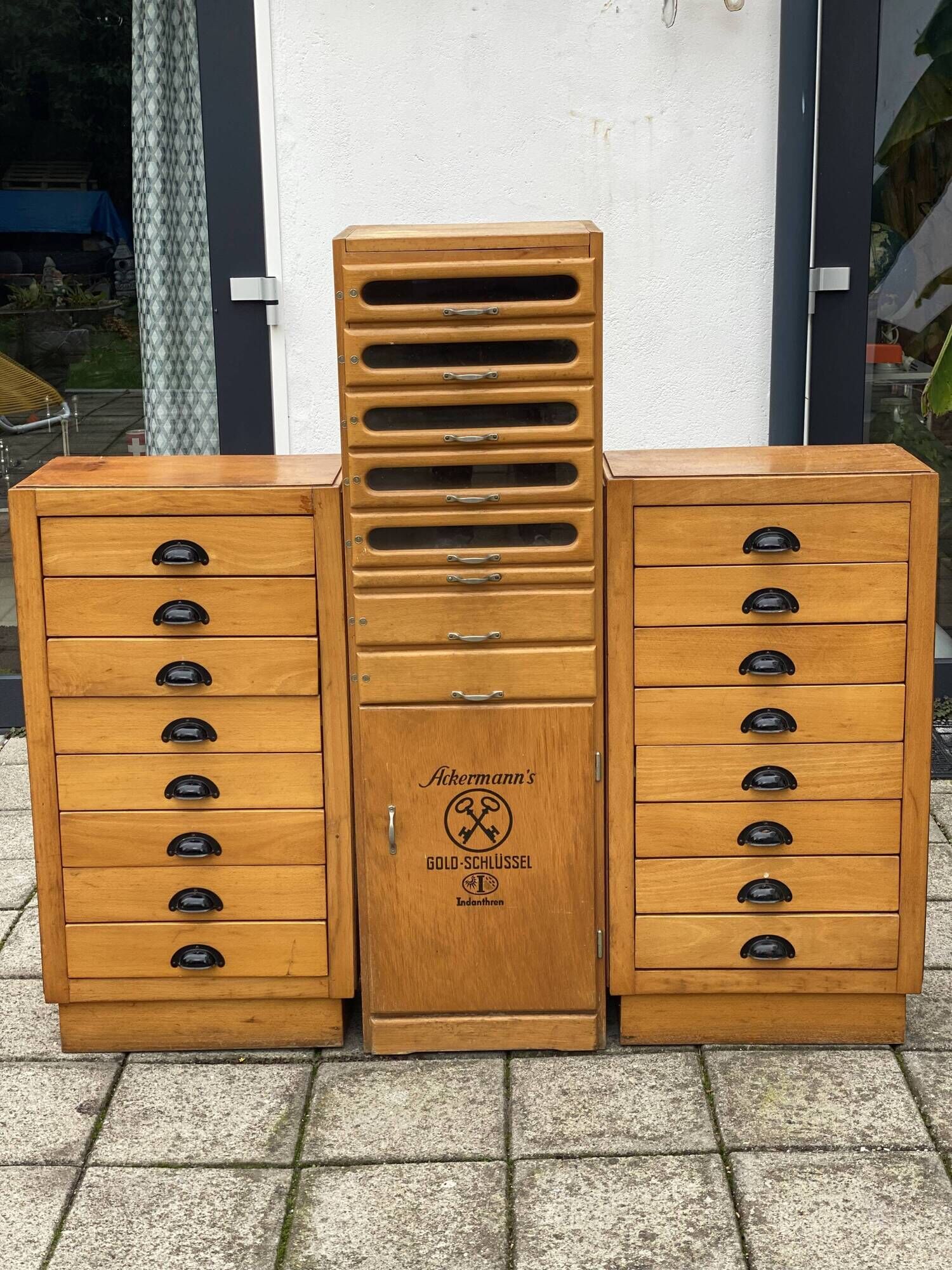 Trio vintage d’armoires en bois de pin allemand