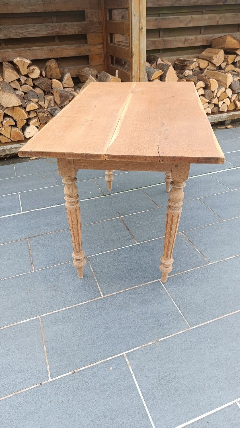 Antique light oak table with turned legs – chic country style