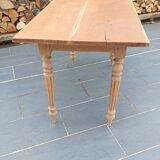 Antique light oak table with turned legs – chic country style