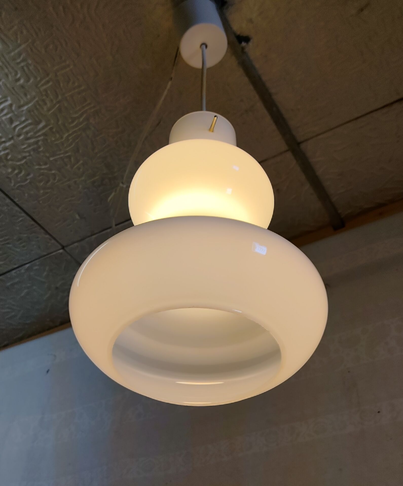 Suspension style scandinave en verre opalin - années 50