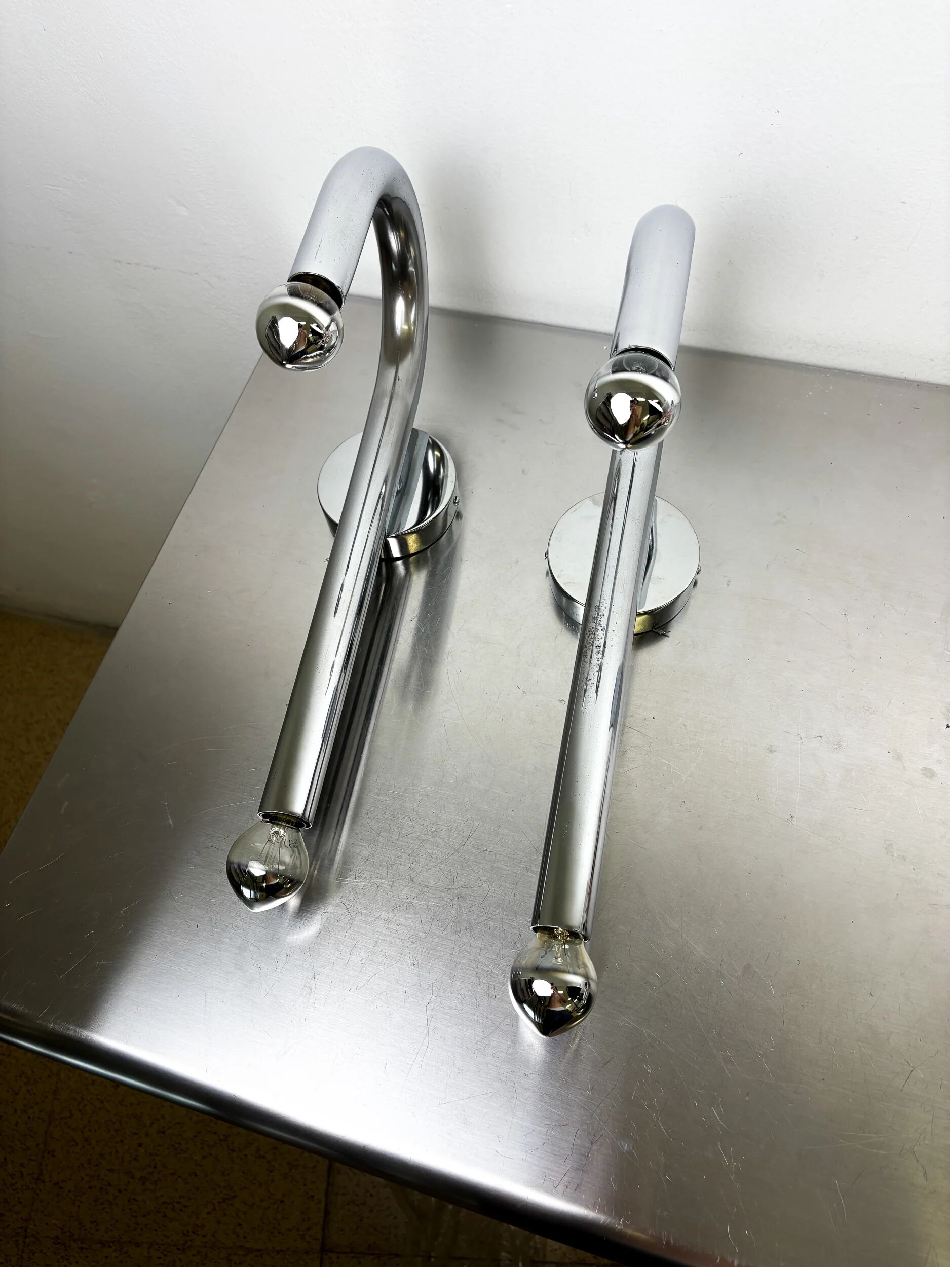 Pair of Space-Age tubular wall lights, chromed metal, Italy, 1970s