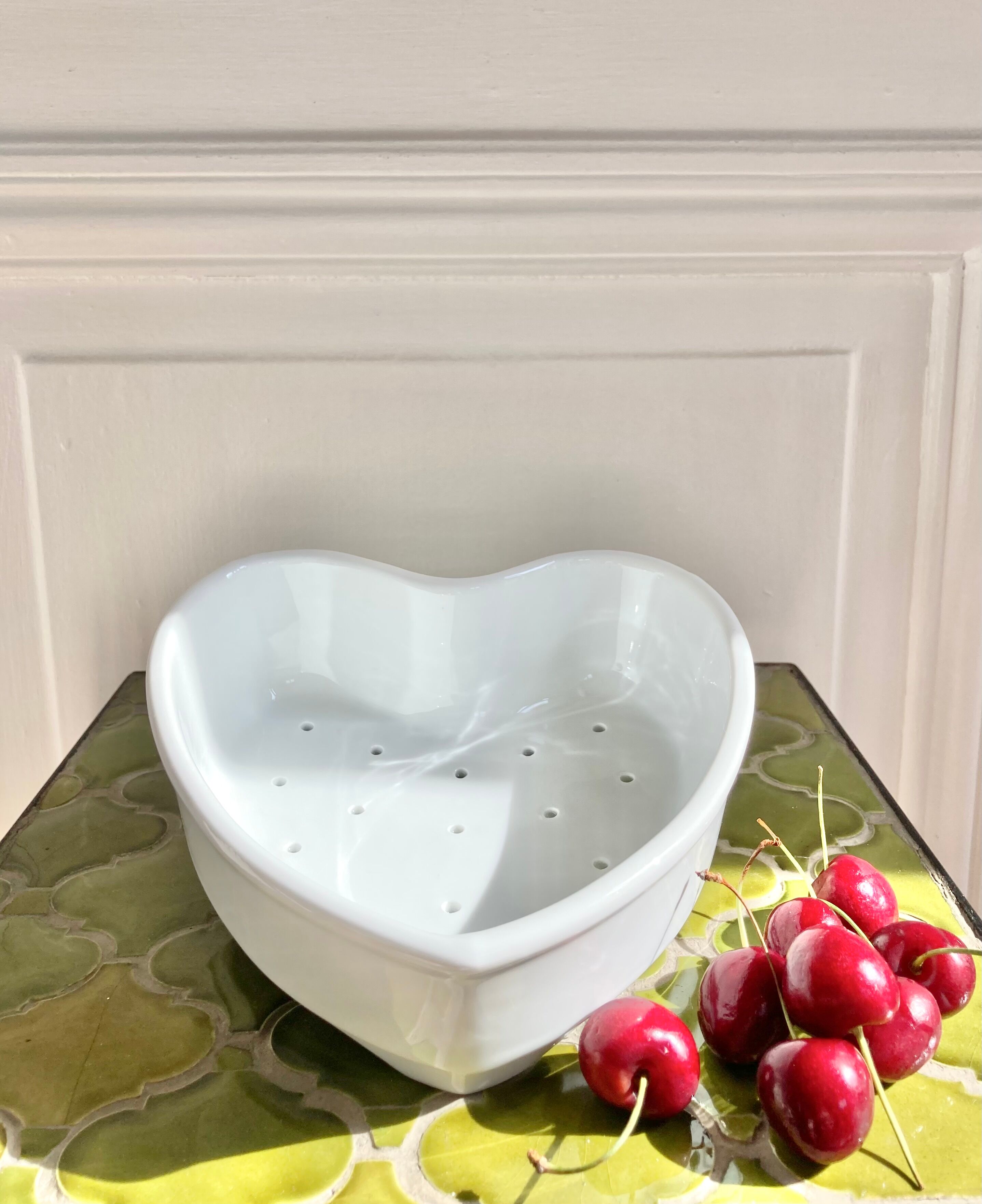 Heart-shaped fruit drainer dish