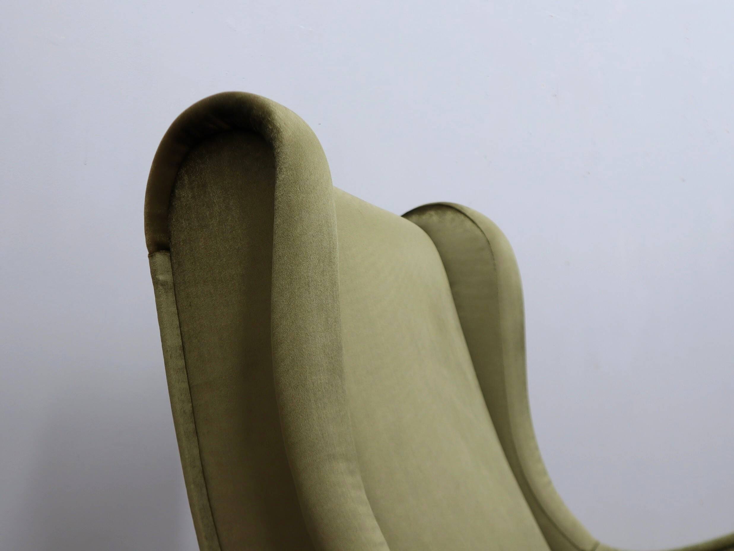 Paire de fauteuils italiens des années 1950 style Senior Zanuso en velours vert.