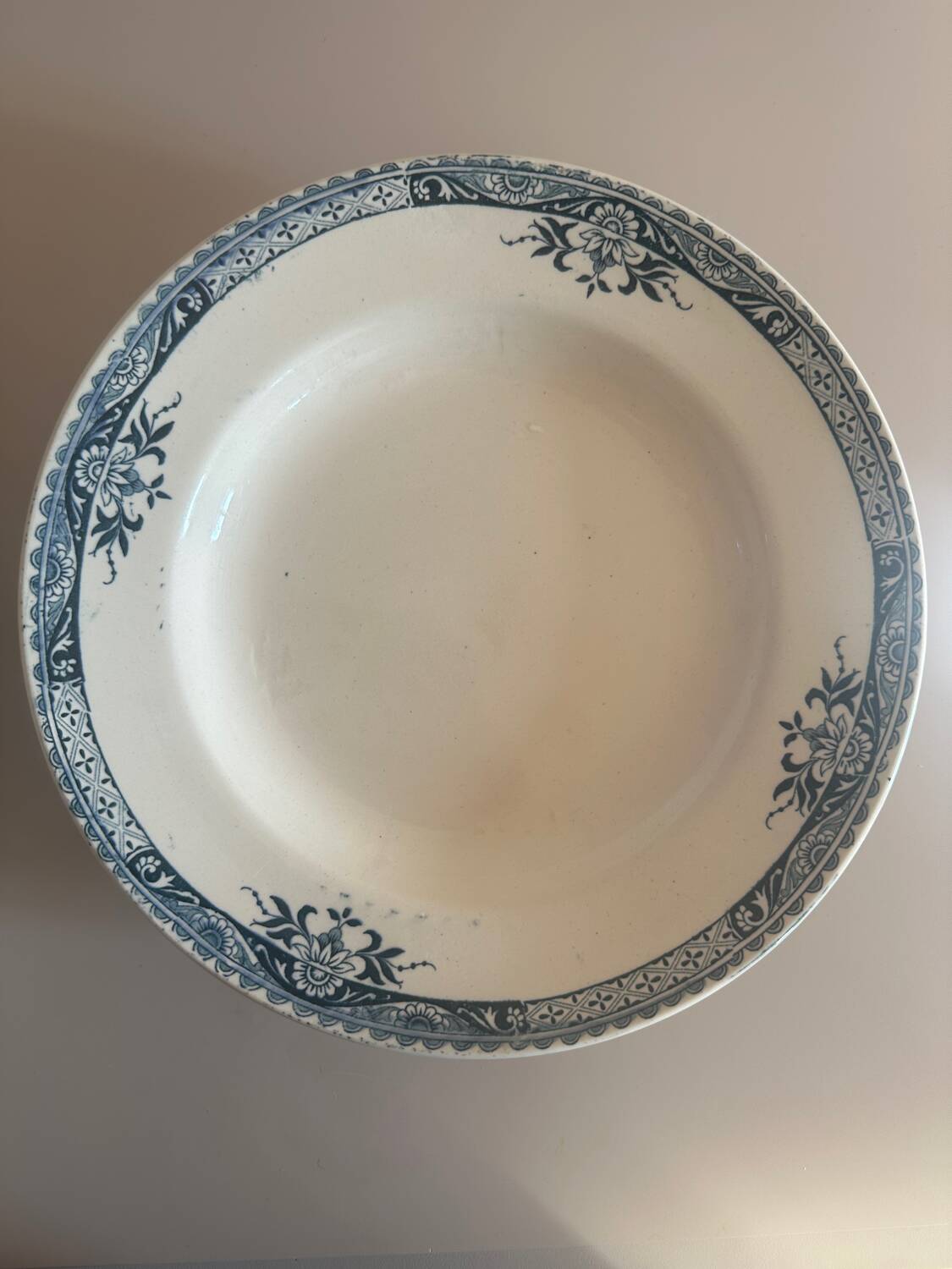 Set of 4 deep plates and 2 flat plates Lily Longchamp