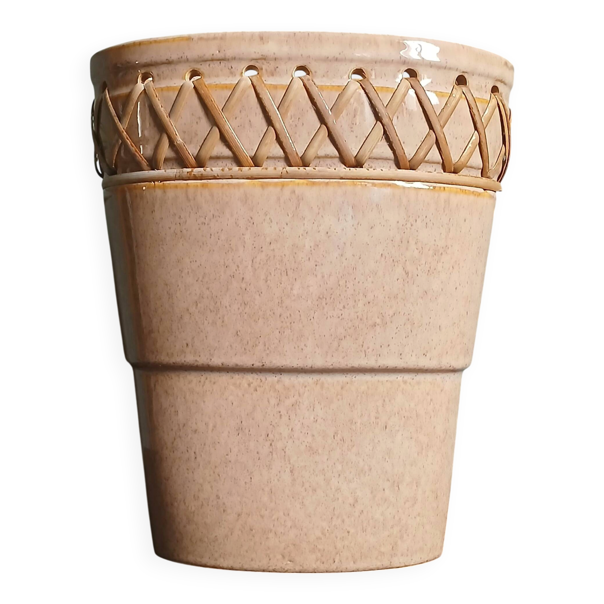 Vase plat en céramique ajourée & rotin tressé.