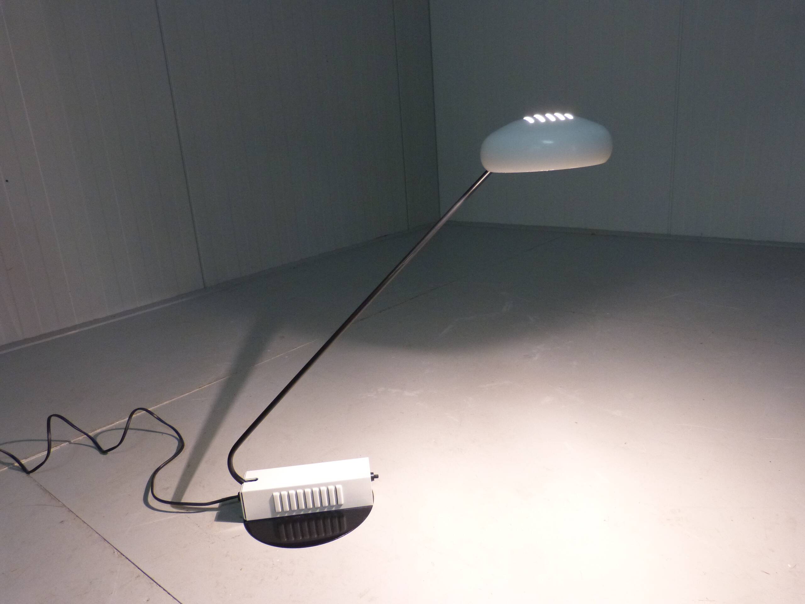 Italian desk lamp in white & black, 1980’s