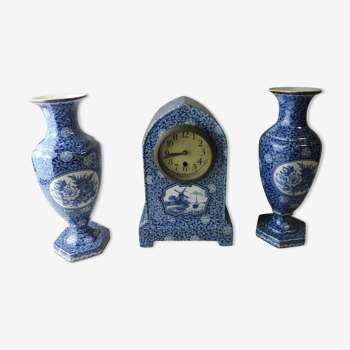 Lot d'anciens vases et horloge de cheminée, décor Flamand, de Villeroy & Boch