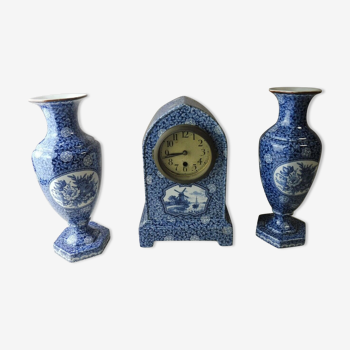 Lot of old vases and fireplace clock, Flemish décor, by Villeroy & Boch