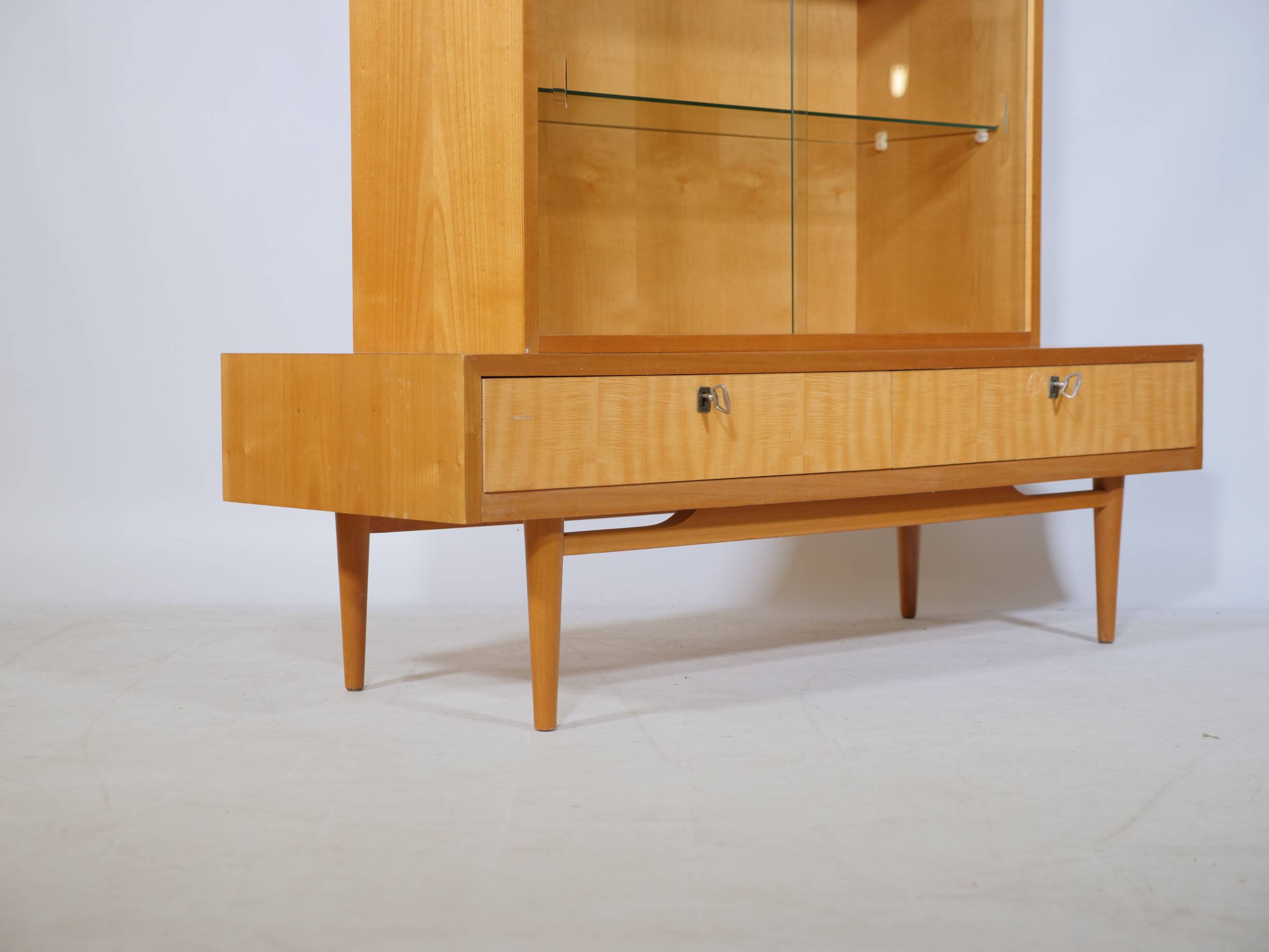 Vitrine en bois de cerisier des années 1960 et 1970, meuble design MCM