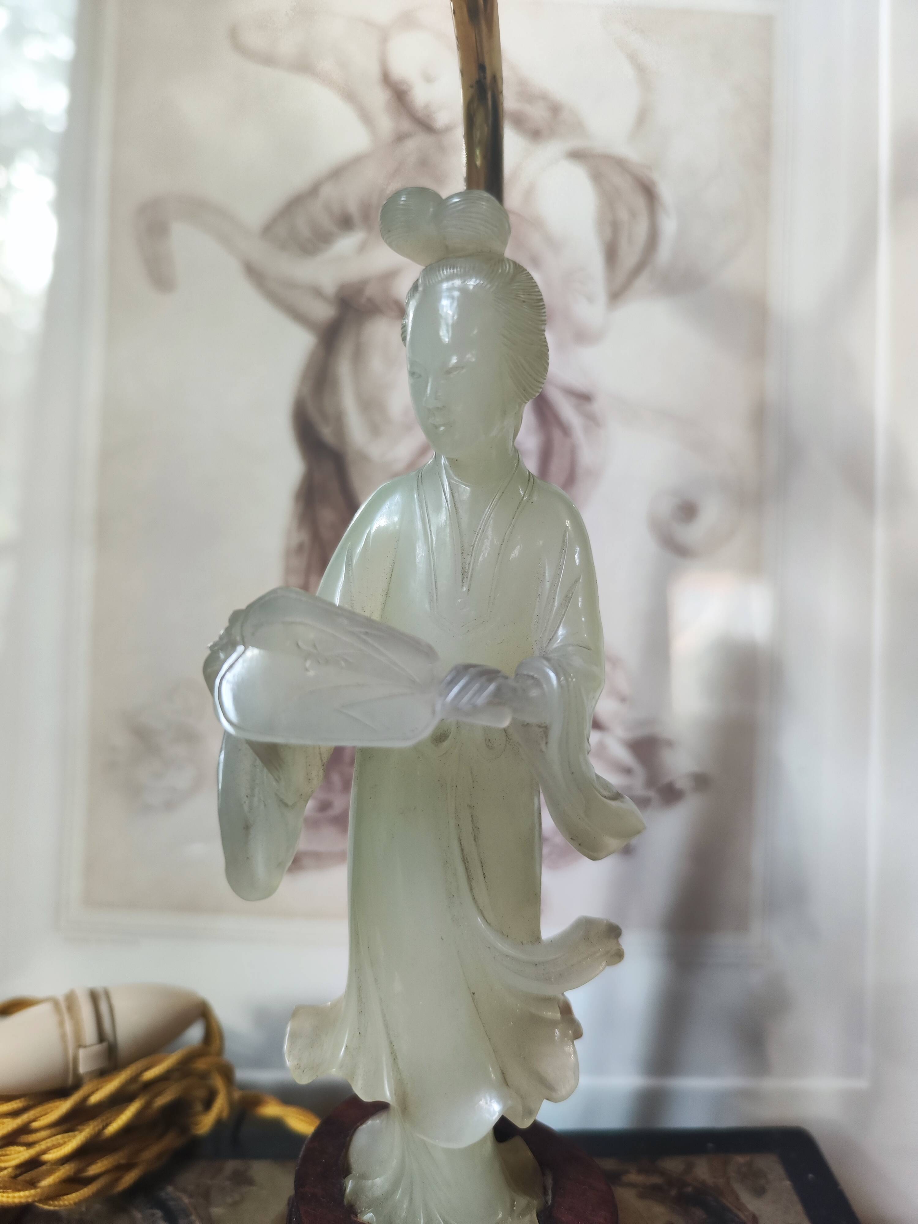 Sculpture chinoise en pierre montée en lampe.