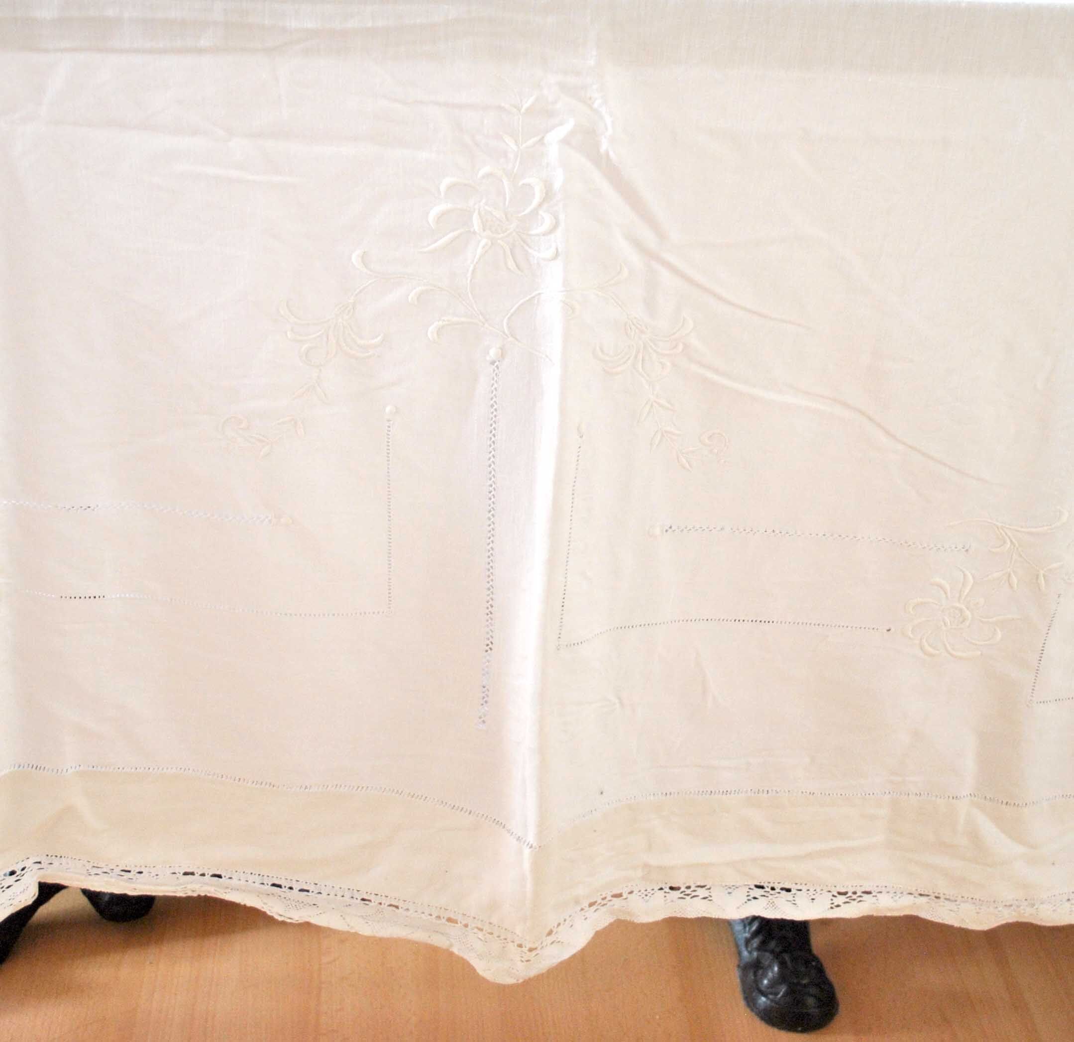 Antique sheets embroidered with flowers and decorated with crochet lace 230 * 320