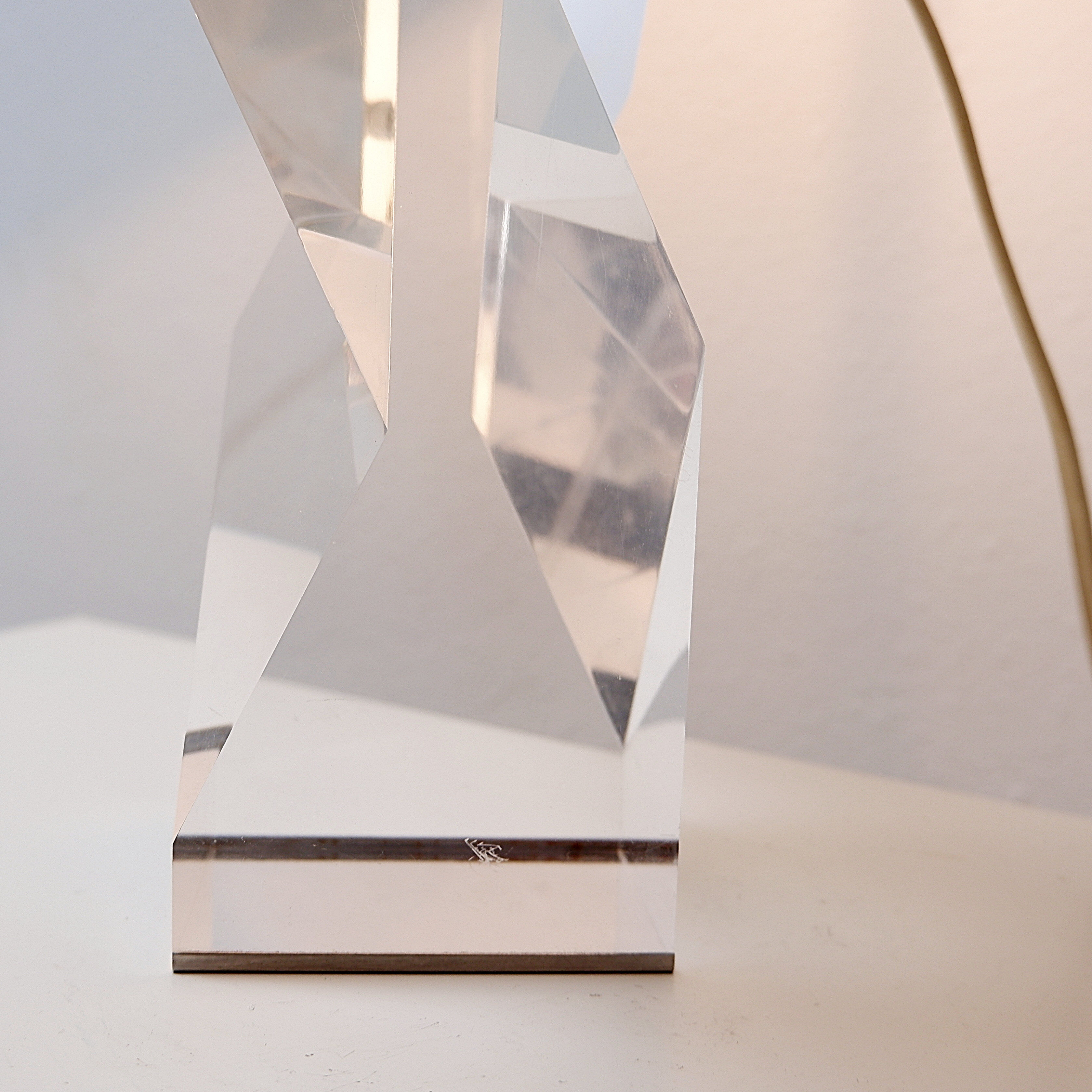 Lampe de table sculpturale en lucite solide transparente - Vers 1980