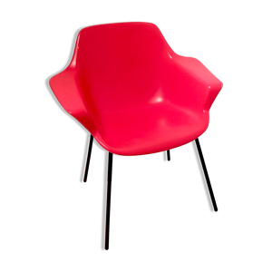 Chaise rouge « Vampire » de Pierre Guariche, édition Maison du monde