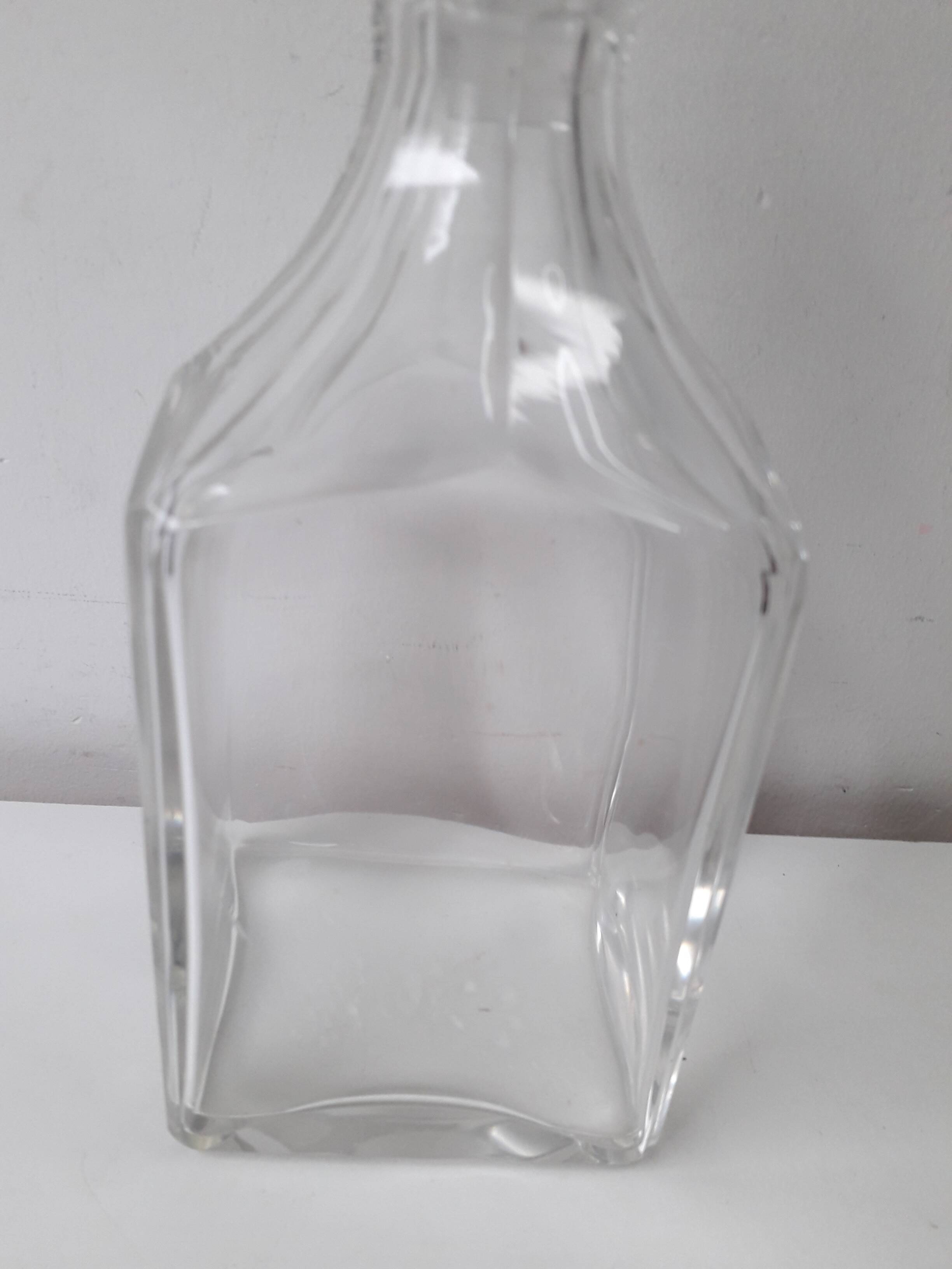 Whisky or liqueur carafe in cut Baccarat crystal.