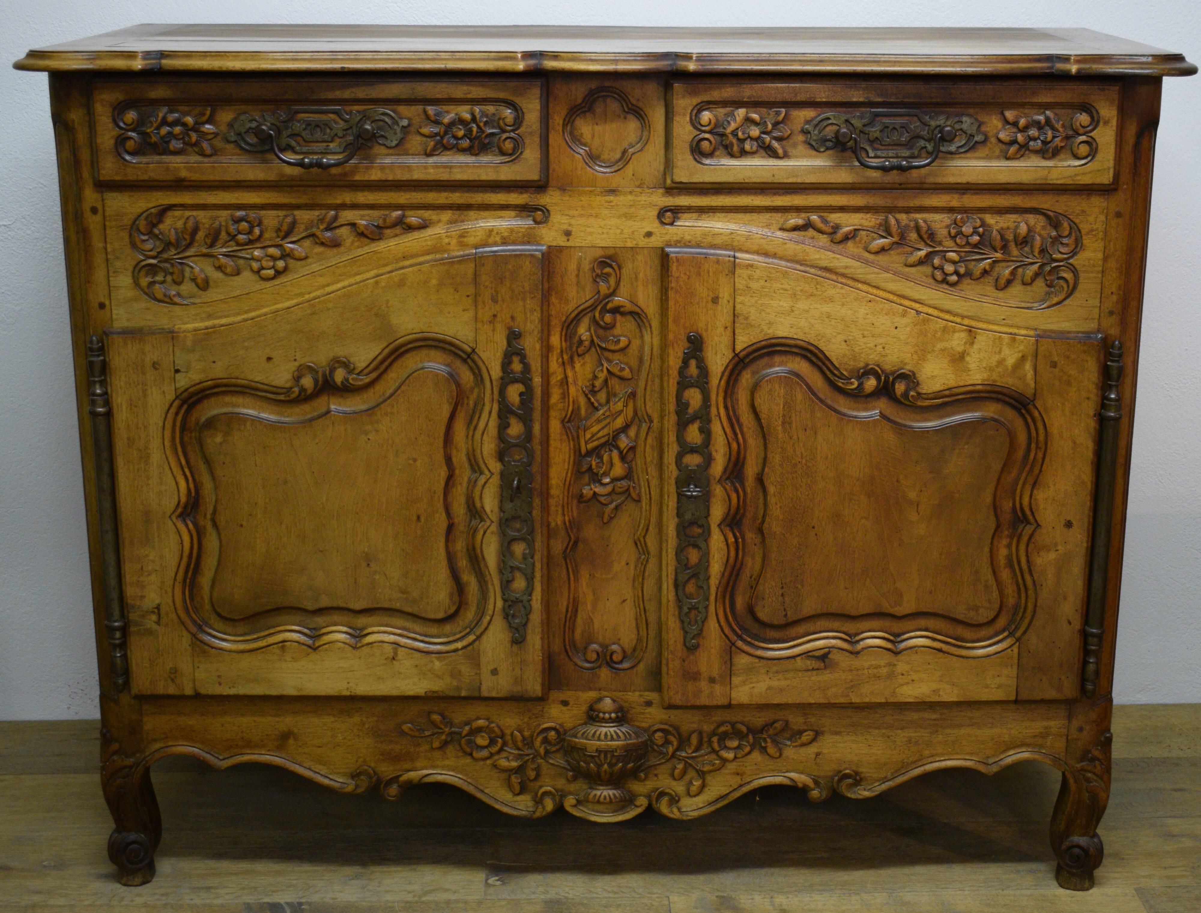 Louis XV Provencal style sliding sideboard in walnut, 19th century
