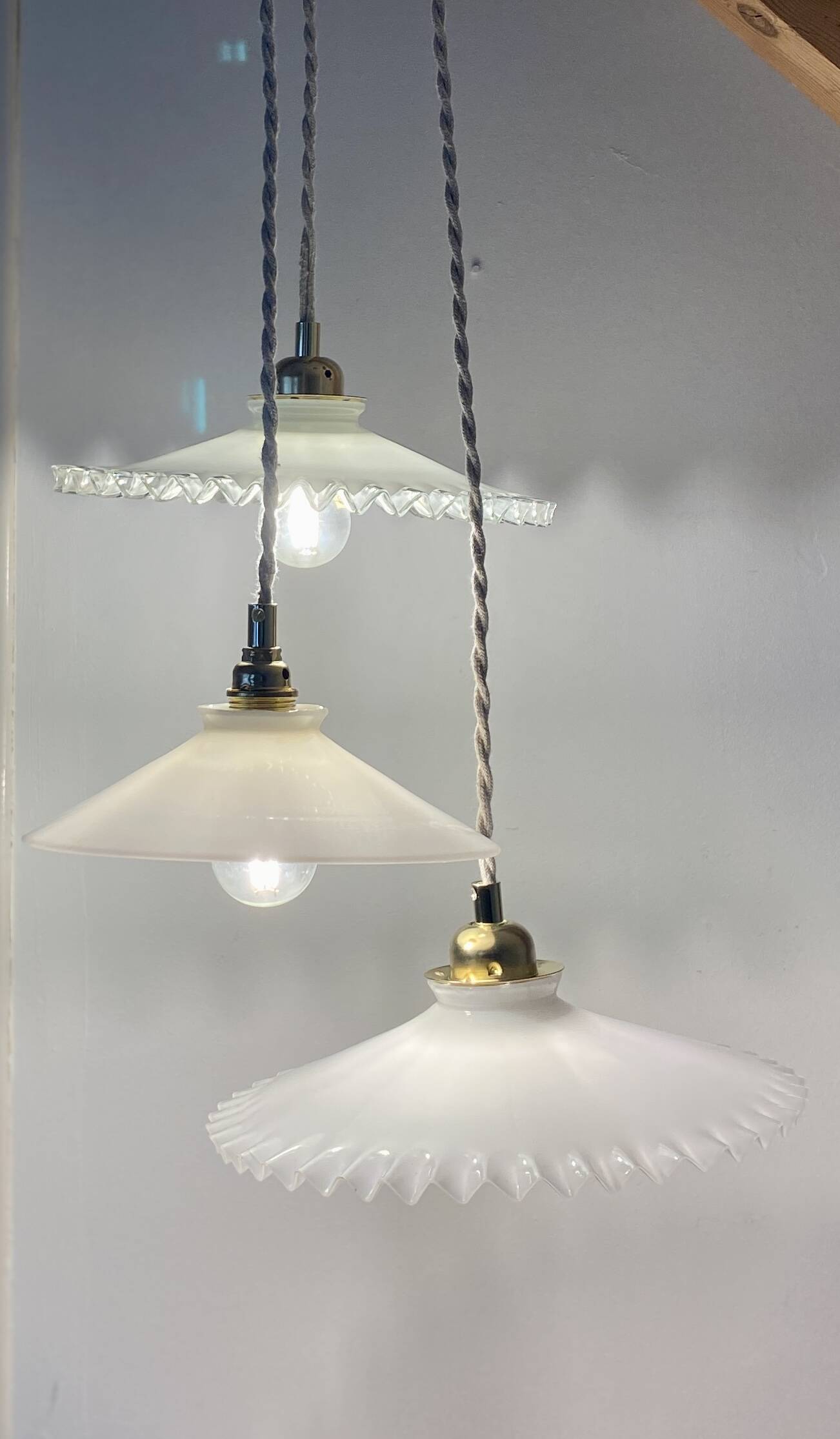 Suspension triple abat-jour vintage en opaline blanche