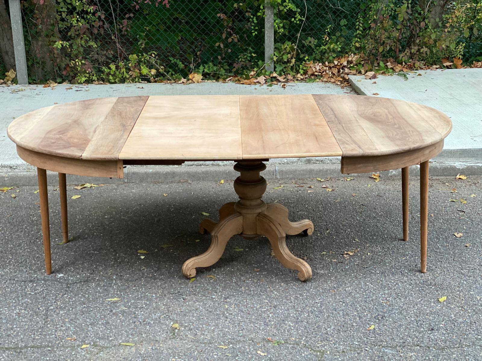 Table à manger ronde pied central extensible en chêne massif du 18ème 210