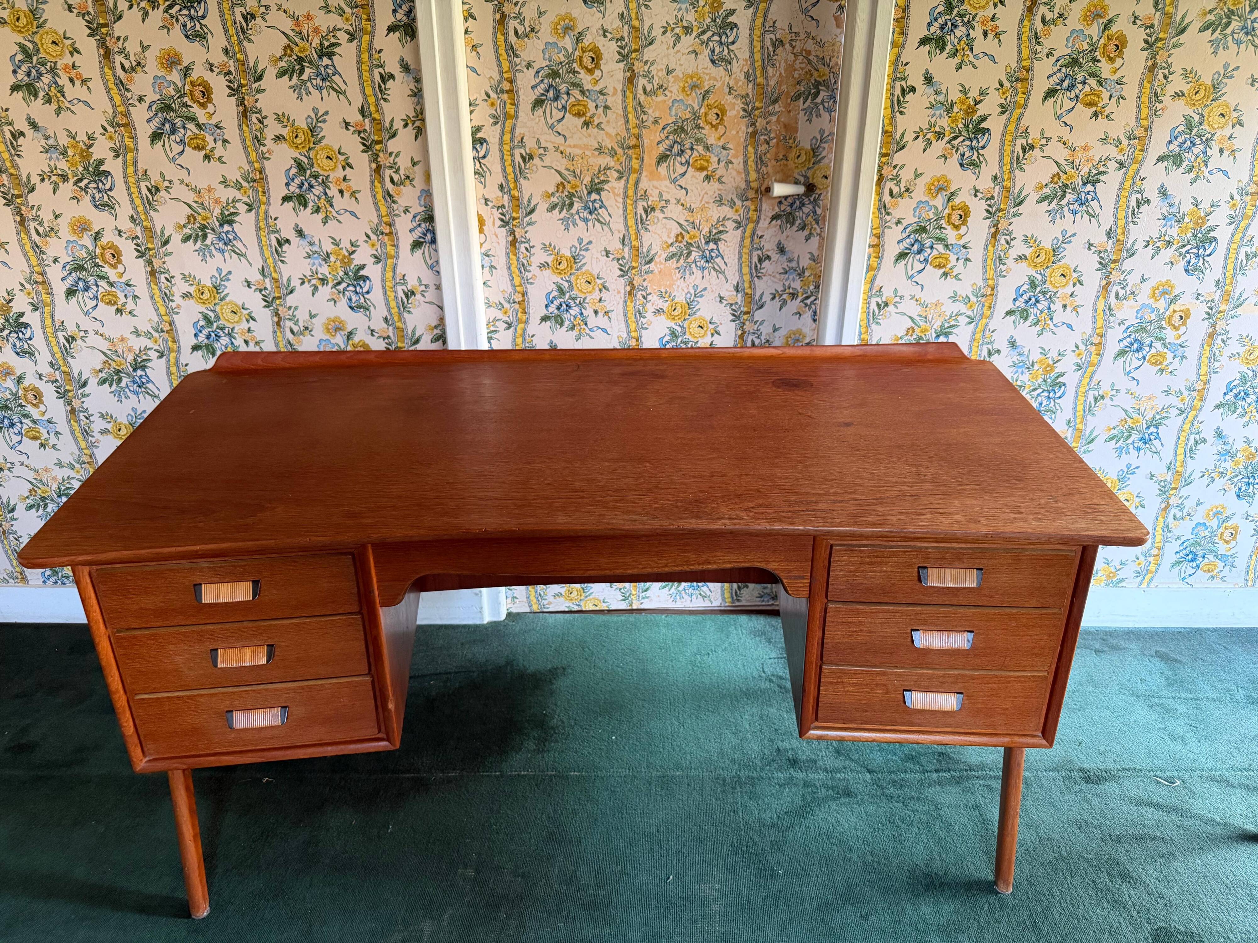 Bureau design danois en teck, Svend Aage Madsen, années 50