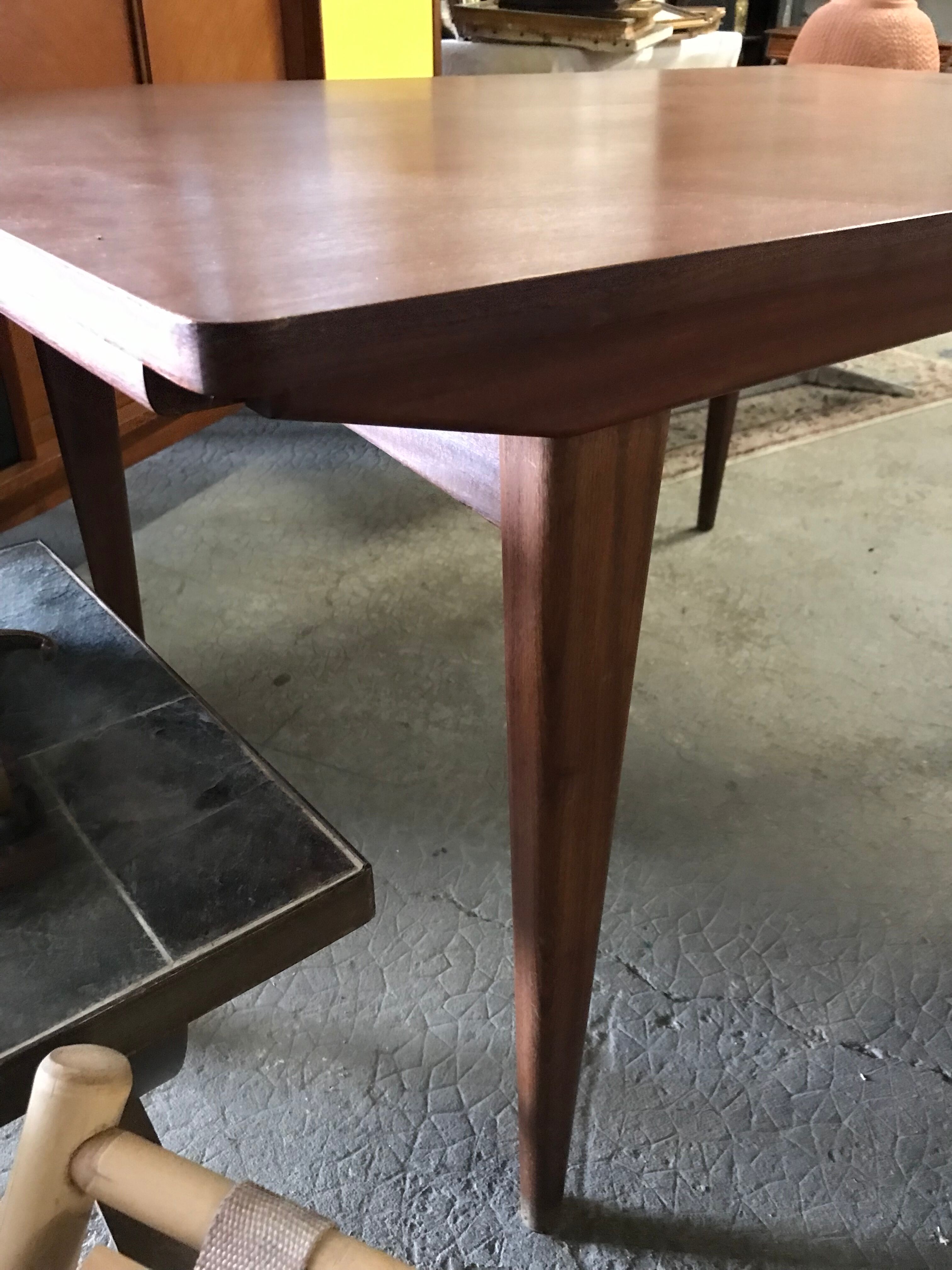Table scandinave