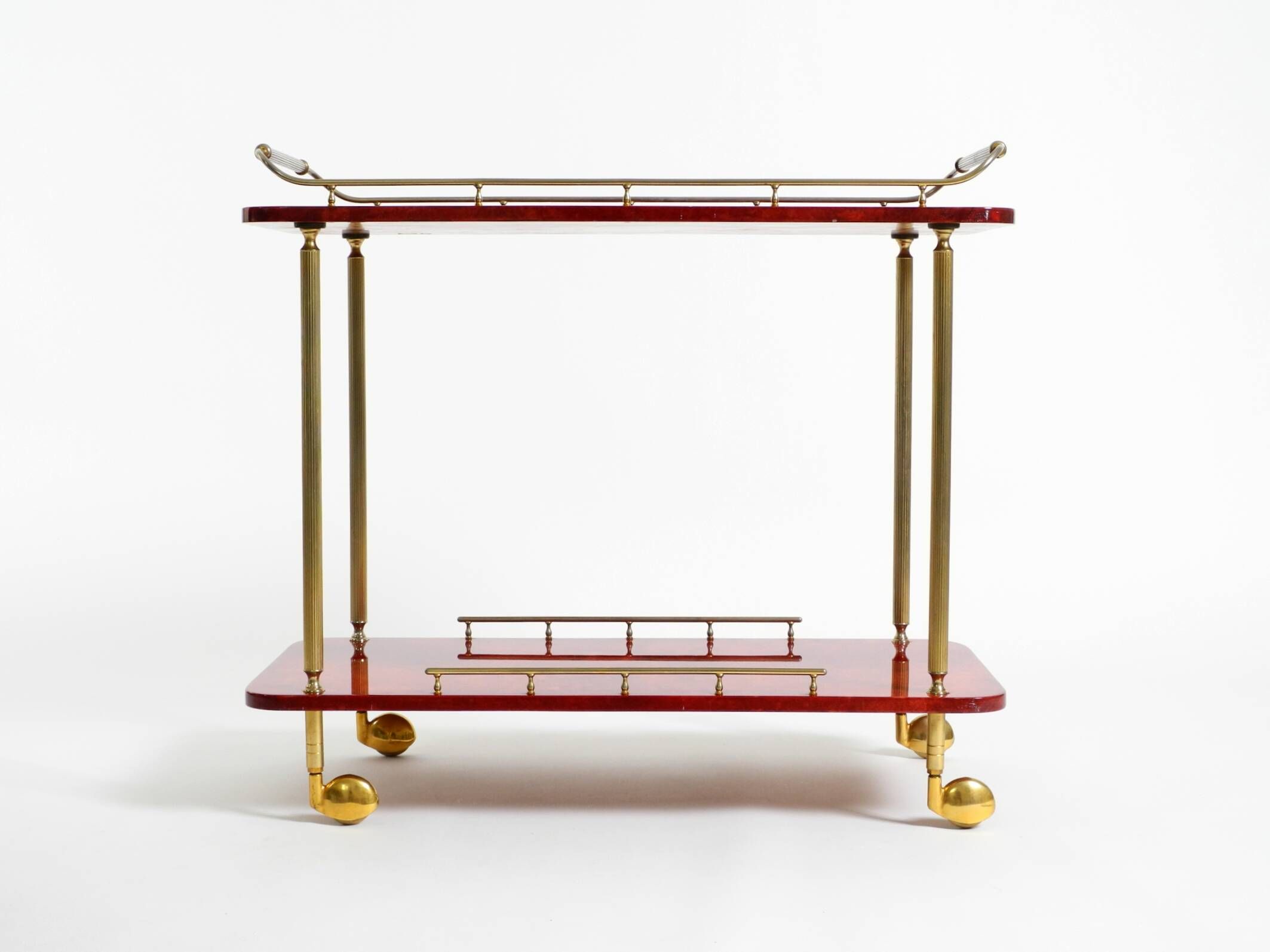 Superbe grand chariot de service en peau de chèvre rouge Aldo Tura des années 1960 | Fabriqué en Italie