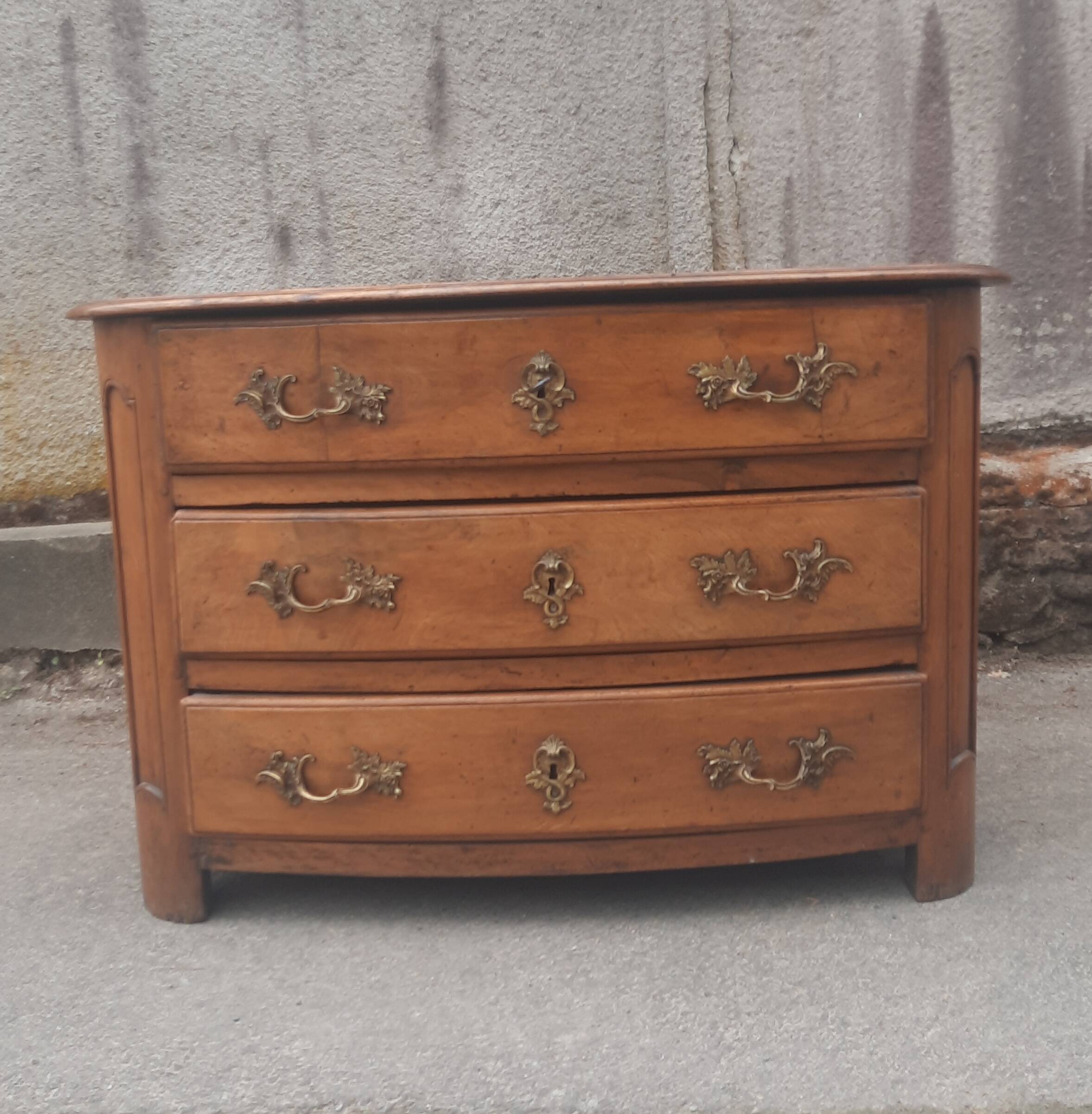 Commode en noyer massif, XVIIIème s.