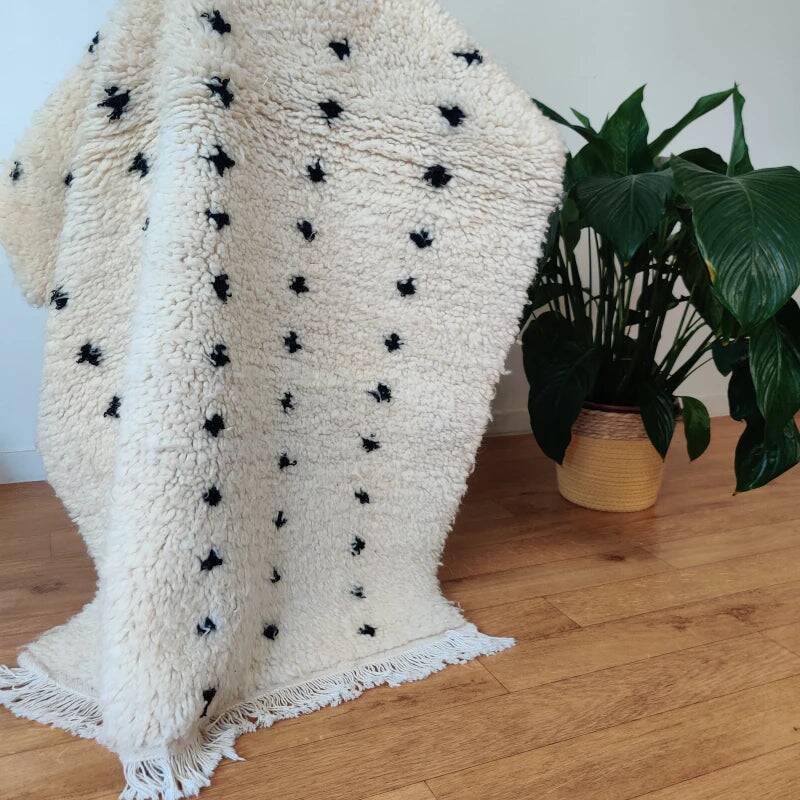 Berber rug with aligned black dots 95x150 cm