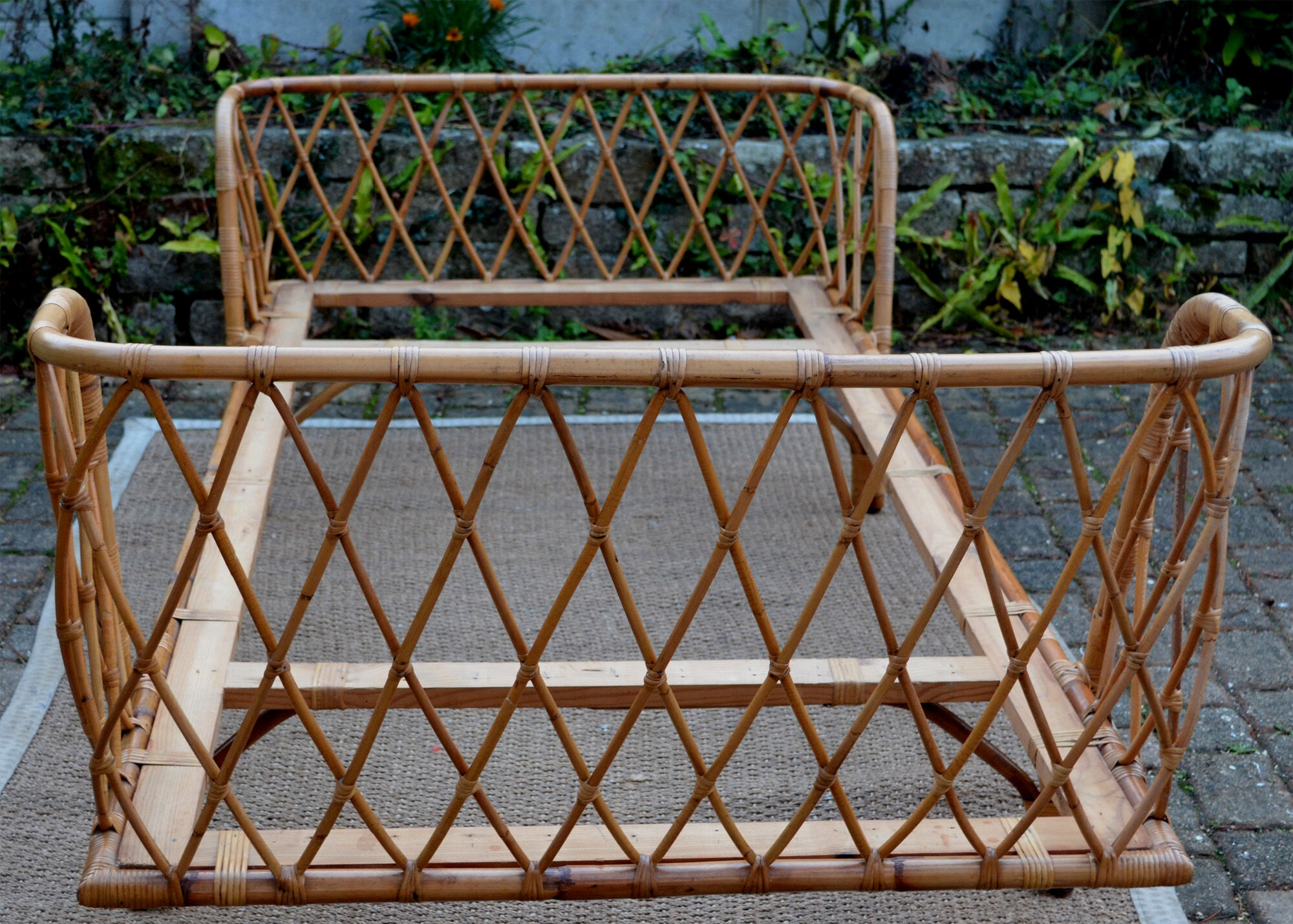 Rattan bed