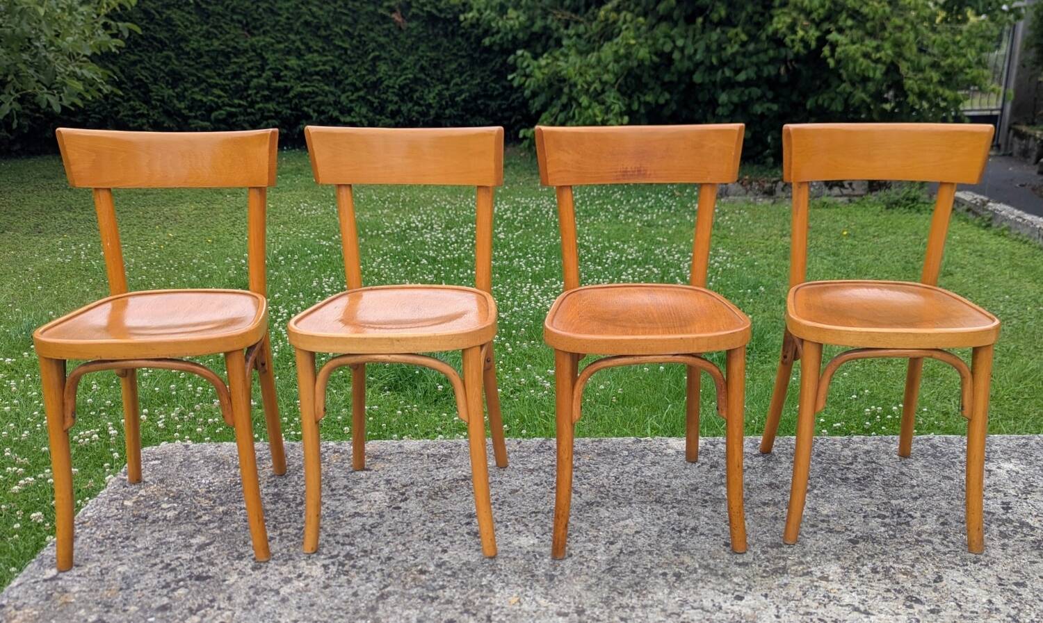 Ensemble de quatre chaises bistrot bistro bois-courbé.