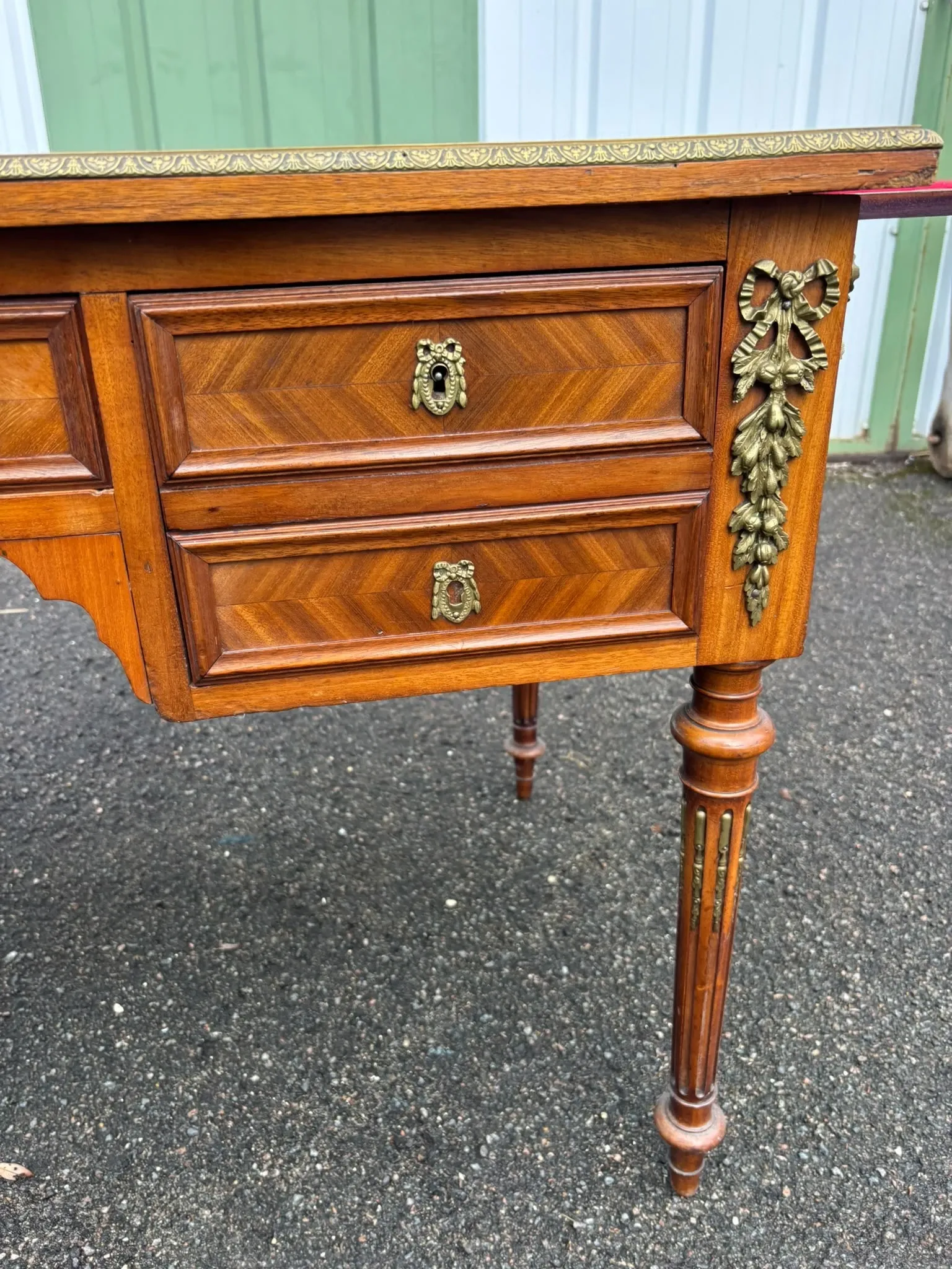 Elegant flat desk in Louis XVI style made of marquetry wood.