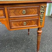 Elegant flat desk in Louis XVI style made of marquetry wood.