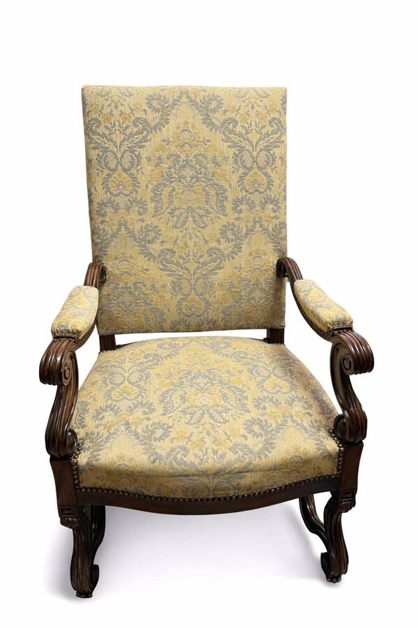 Fauteuil ancien rouge à haut dossier – bois sculpté, style classique