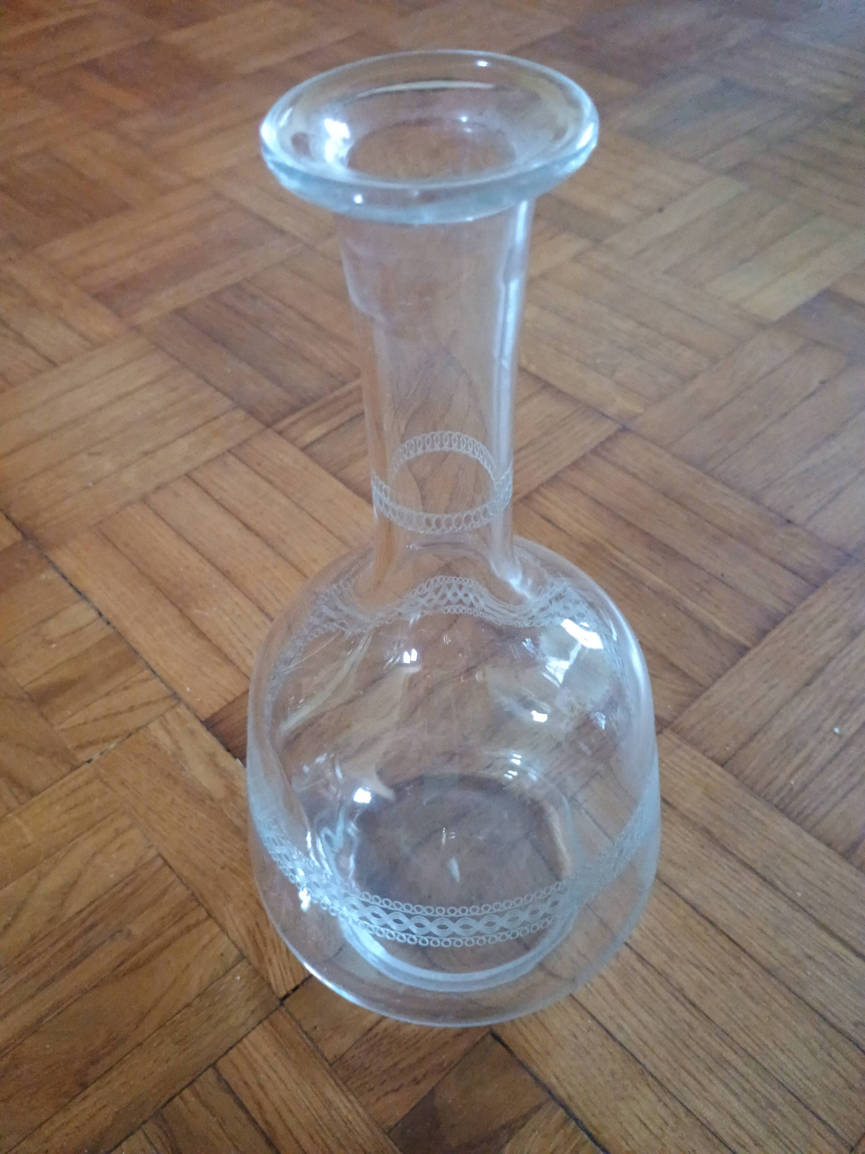 Carafe à vin ancienne - verre gravée d'une frise d'entrelacs