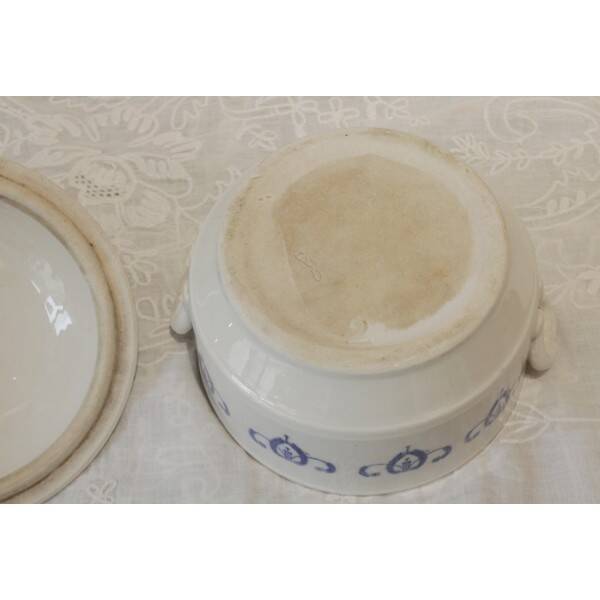 Small soup tureen, covered pot, in Saint Uze earthenware, early 20th century.