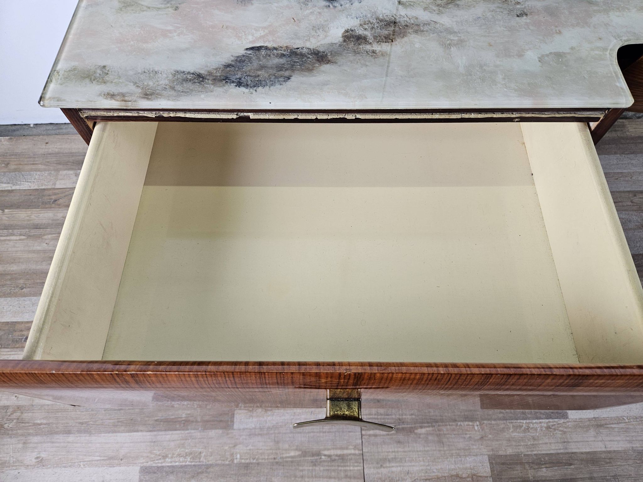 Mid-century drawer chest in mahogany, brass and glass.