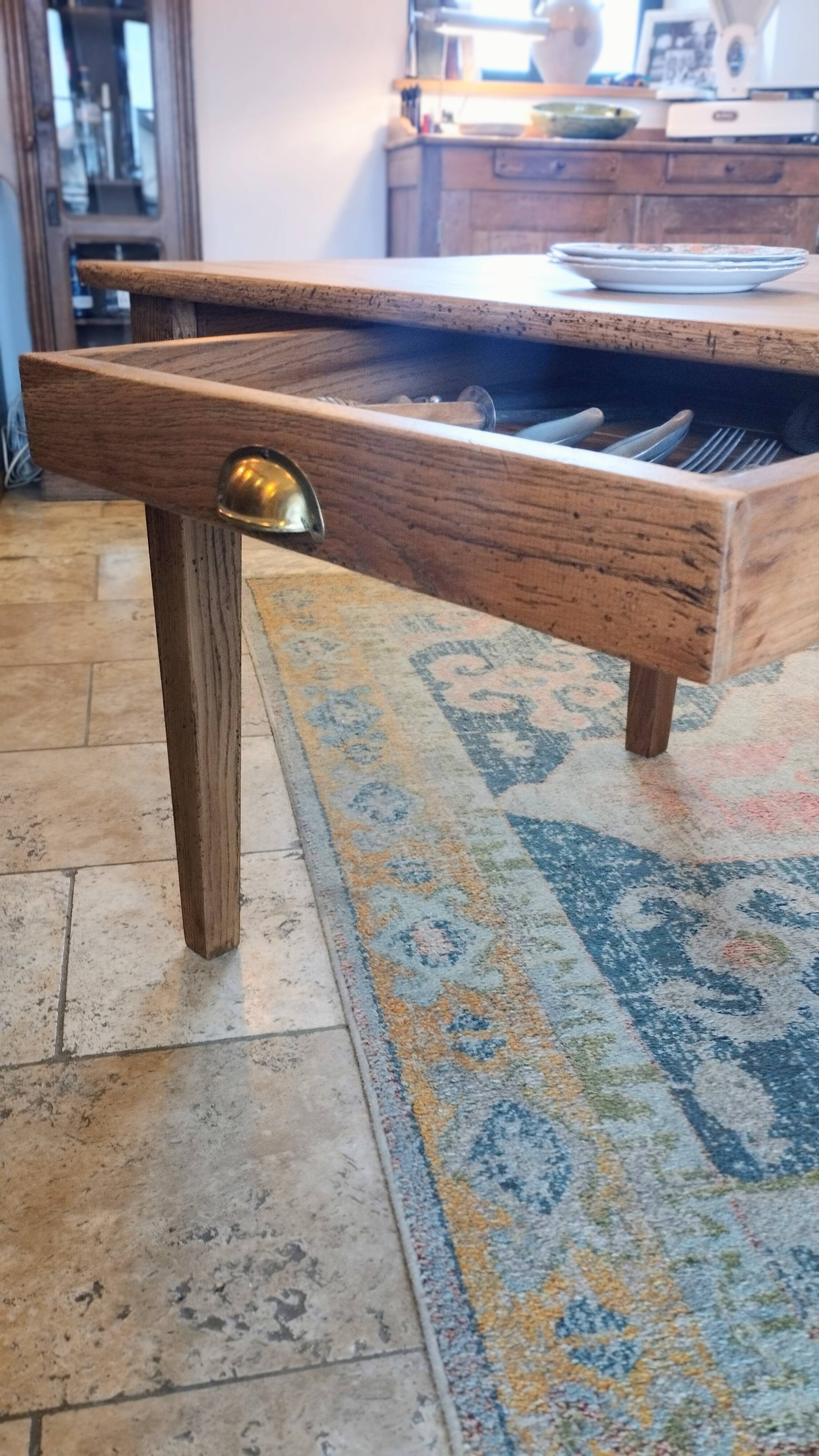 Table de ferme en chêne massif Français.240 x100 patiné avec deux tiroirs.