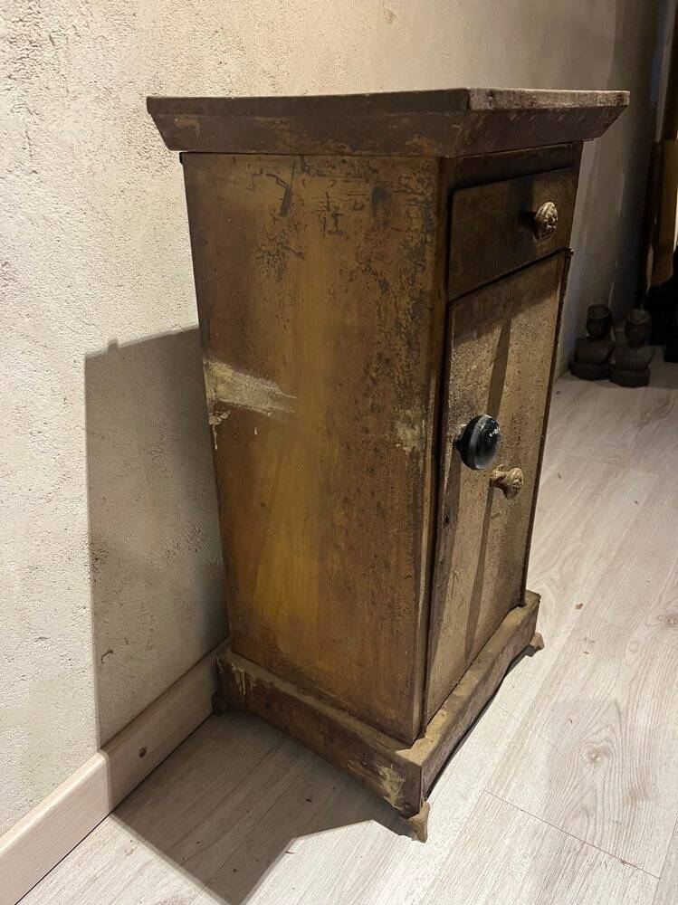 Meuble en métal riveté table de chevet