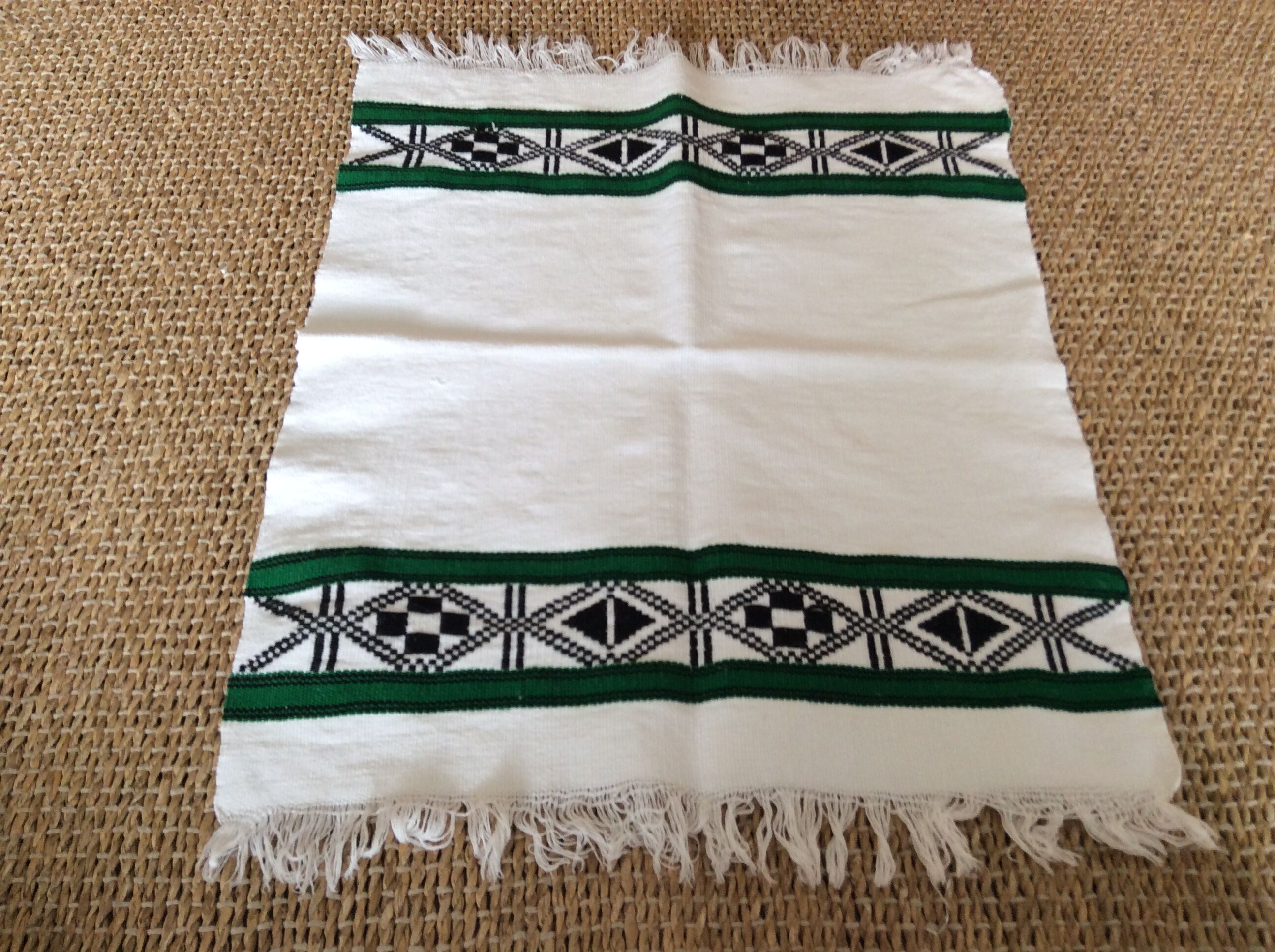 Set of 5 napkins and a table runner
