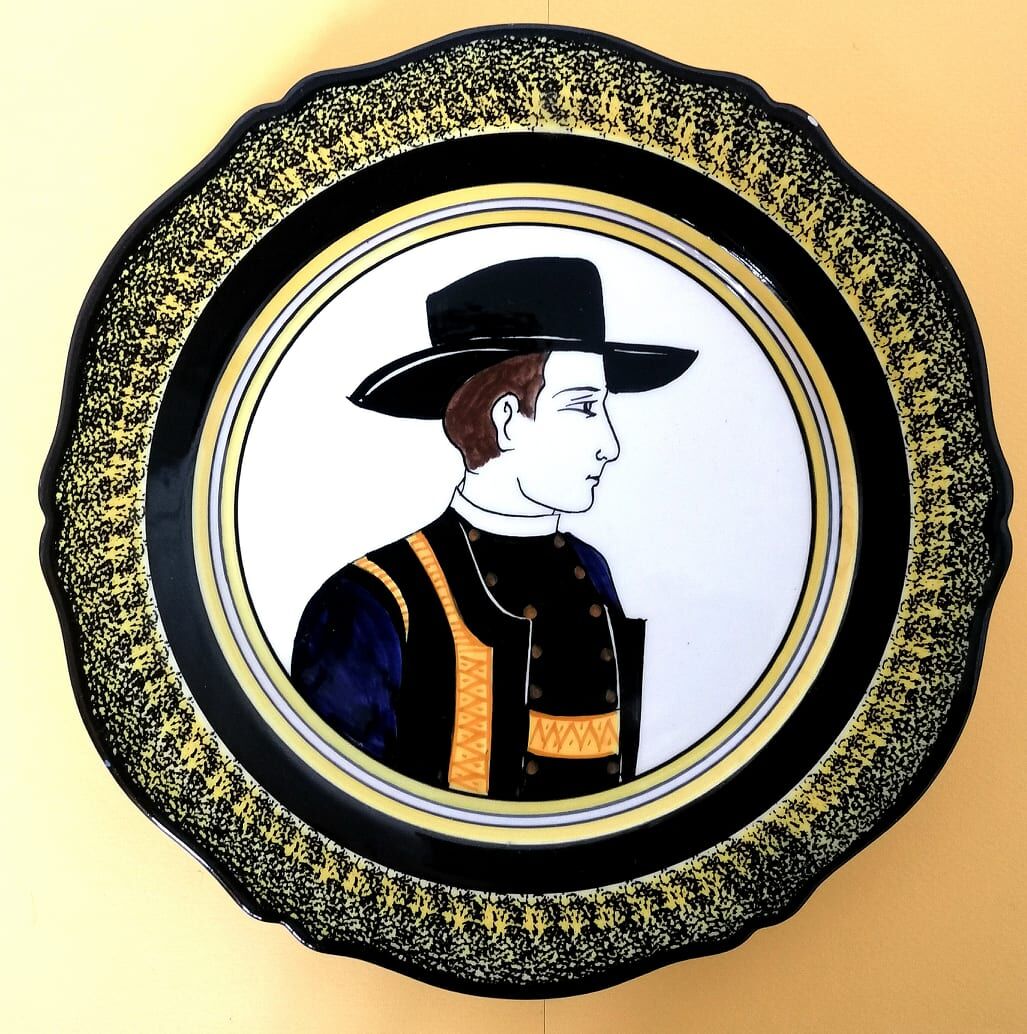Pair of plates Henriot Quimper couple of Bretons