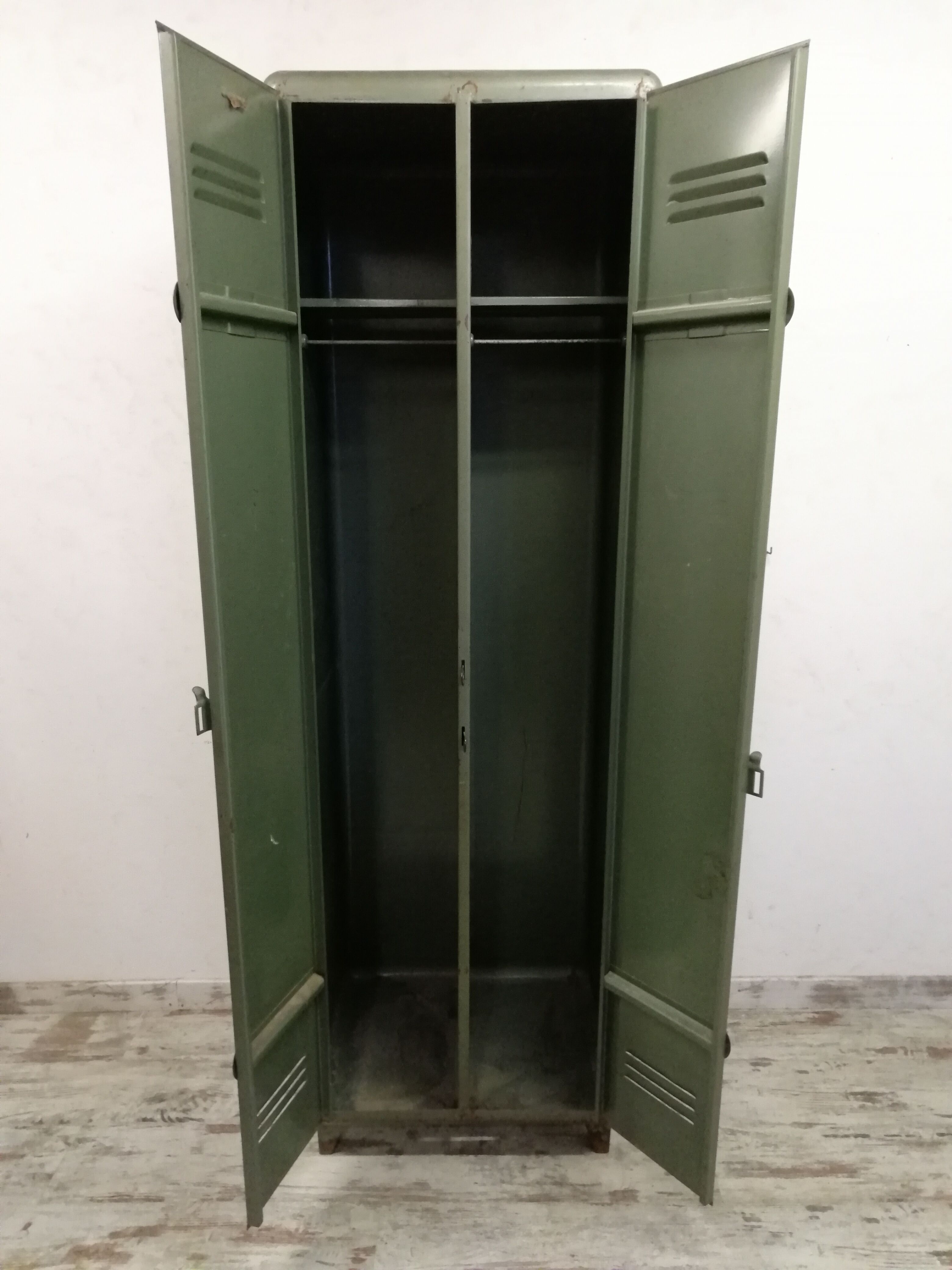 Industrial metal cloakroom
