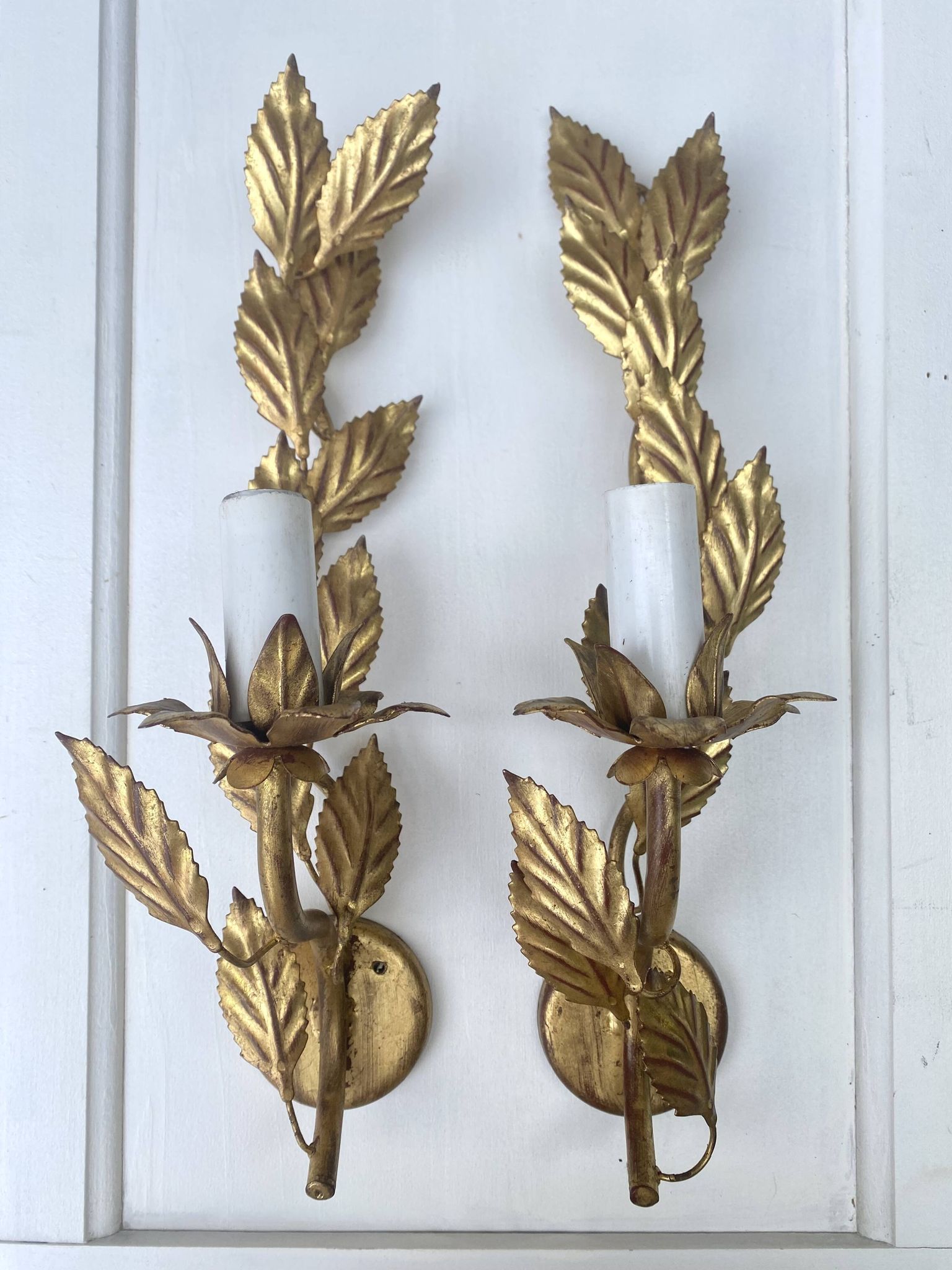 Pair of Italian wall sconces in gilded metal – Stylized foliage