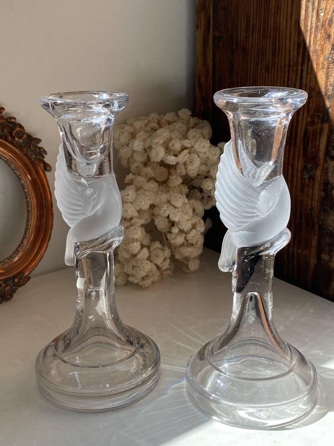 Pair of candlesticks, dove decor, in glass