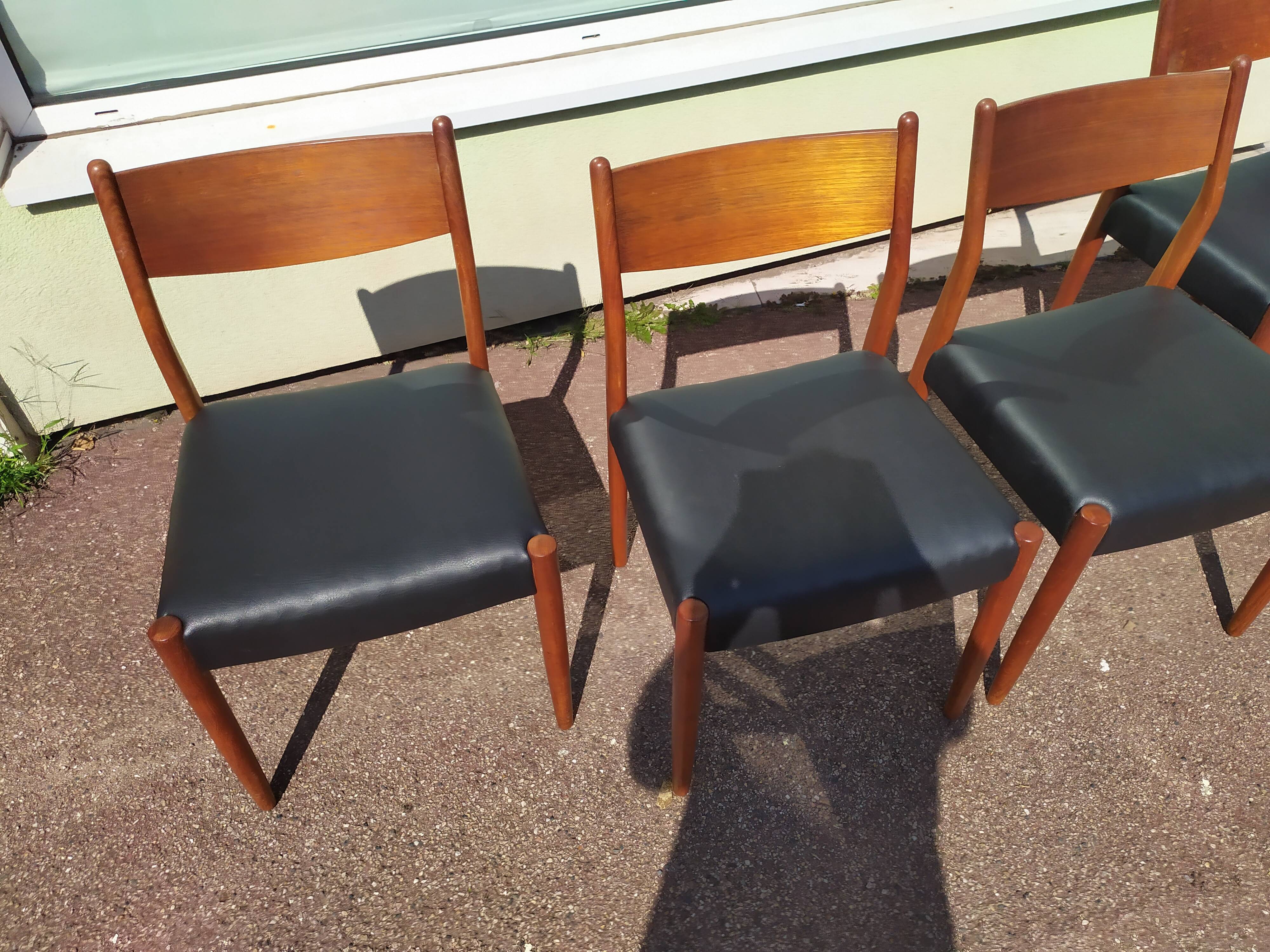 Set of 4 Scandinavian teak chairs in black leather