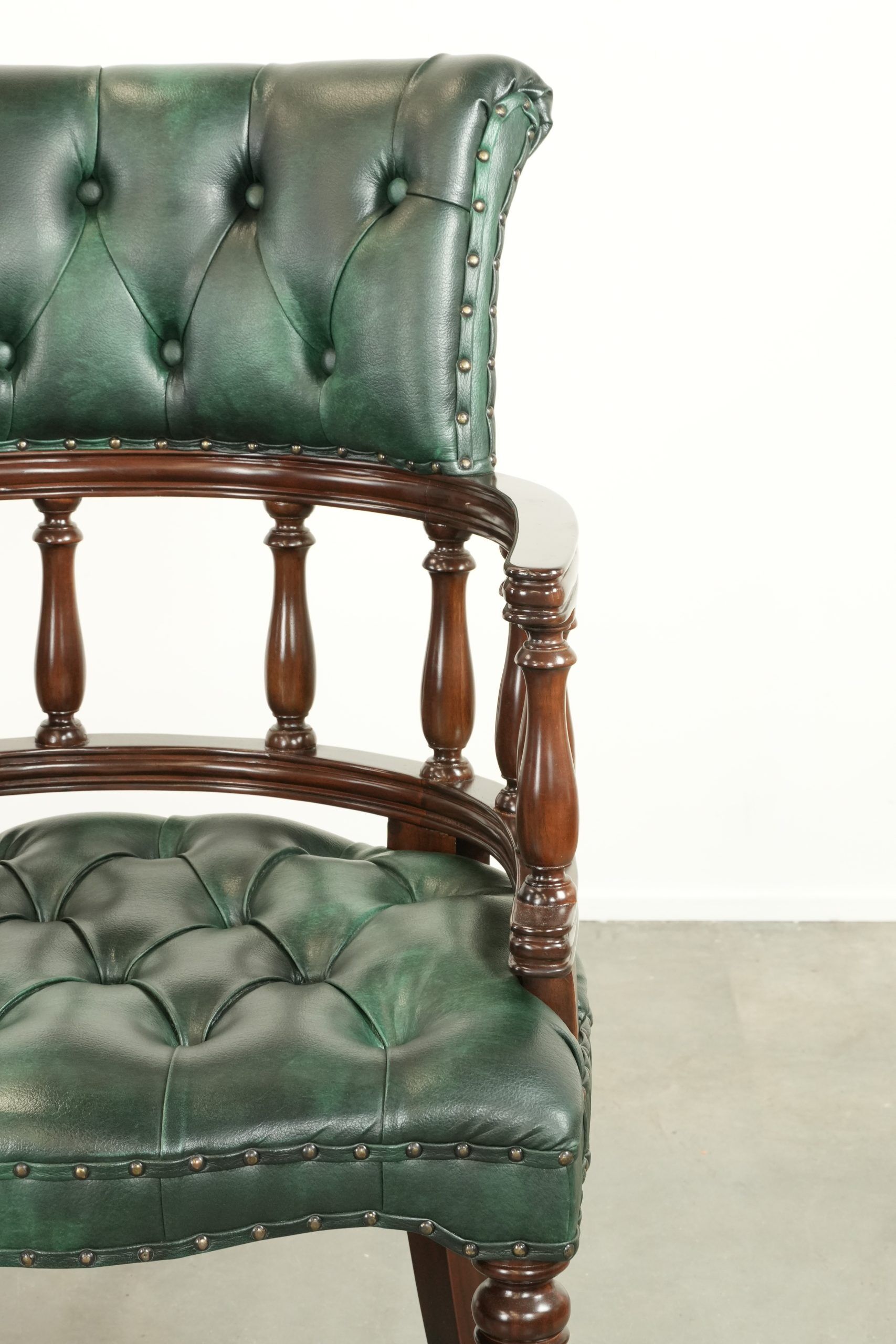 Ensemble de deux chaises de bureau Chesterfield en cuir de vachette vert de style anglais.