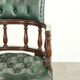 Ensemble de deux chaises de bureau Chesterfield en cuir de vachette vert de style anglais.