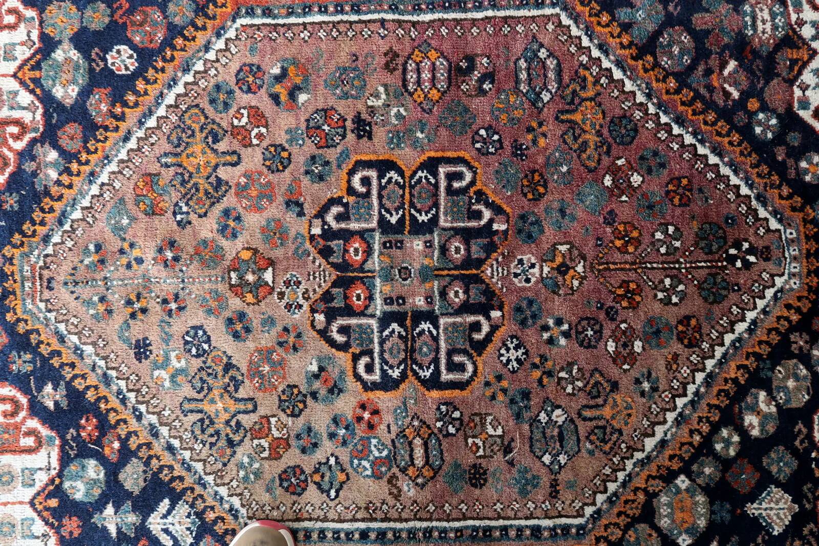 Handmade vintage Persian Shiraz rug 149cm x 208cm, 1940s