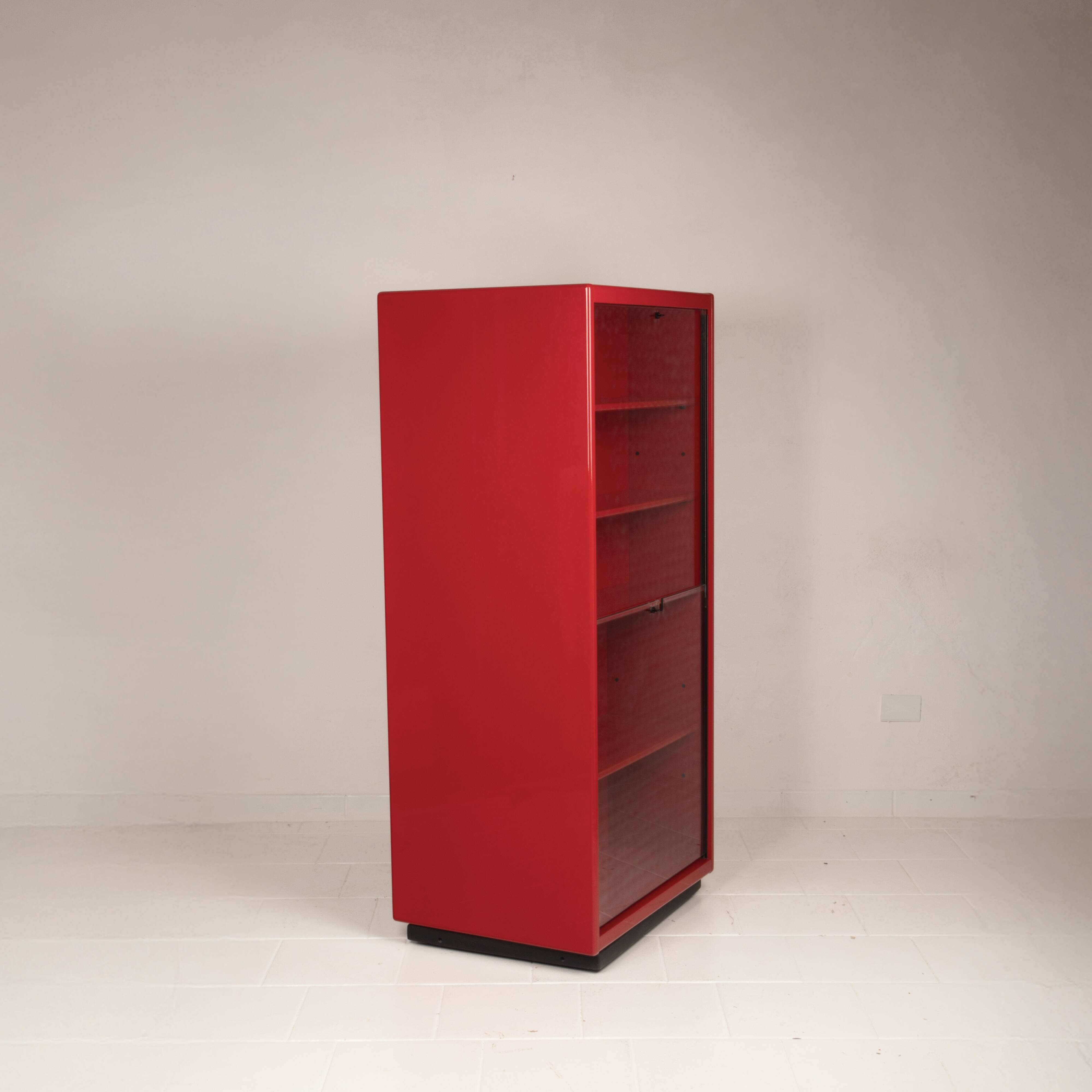 Double-face rotating display cabinet in red lacquer by Arflex, 1980s