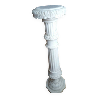 Saddle column in fluted white marble with floral motifs.