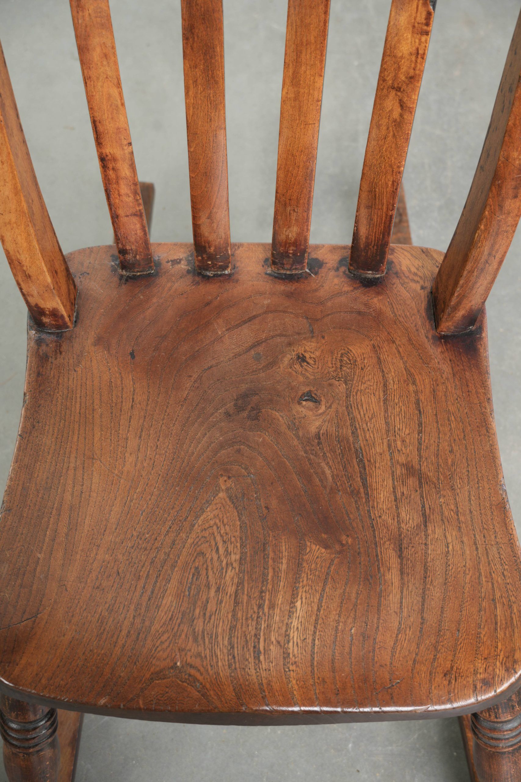 Chaise berçante Windsor en chêne anglais du début du 19e siècle.