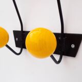 Paire de patères en métal noir et boules en bois rouge et jaune, années 1950